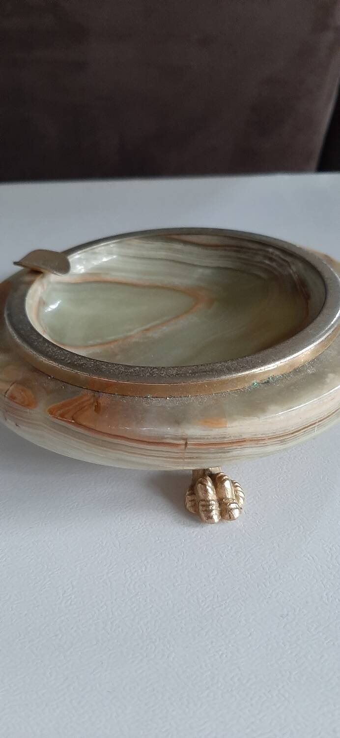 Tripod ashtray