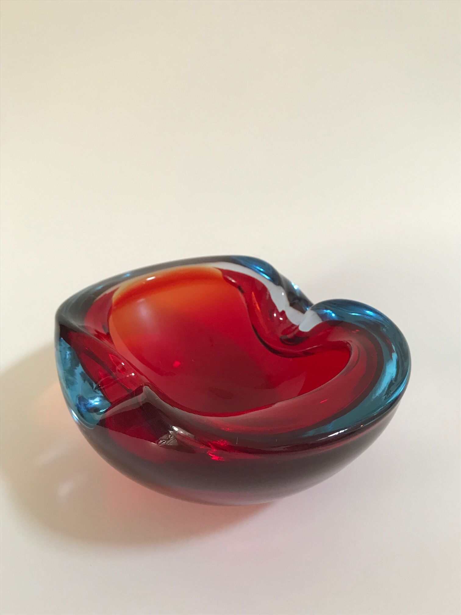 Cendrier rouge et bleu de flavio poli pour seguso, en verre de murano 1960