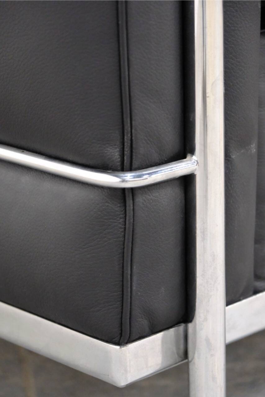 LC2 armchair in black leather – Design Le Corbusier, Pierre Jeanneret & Charlotte Perriand, 60s