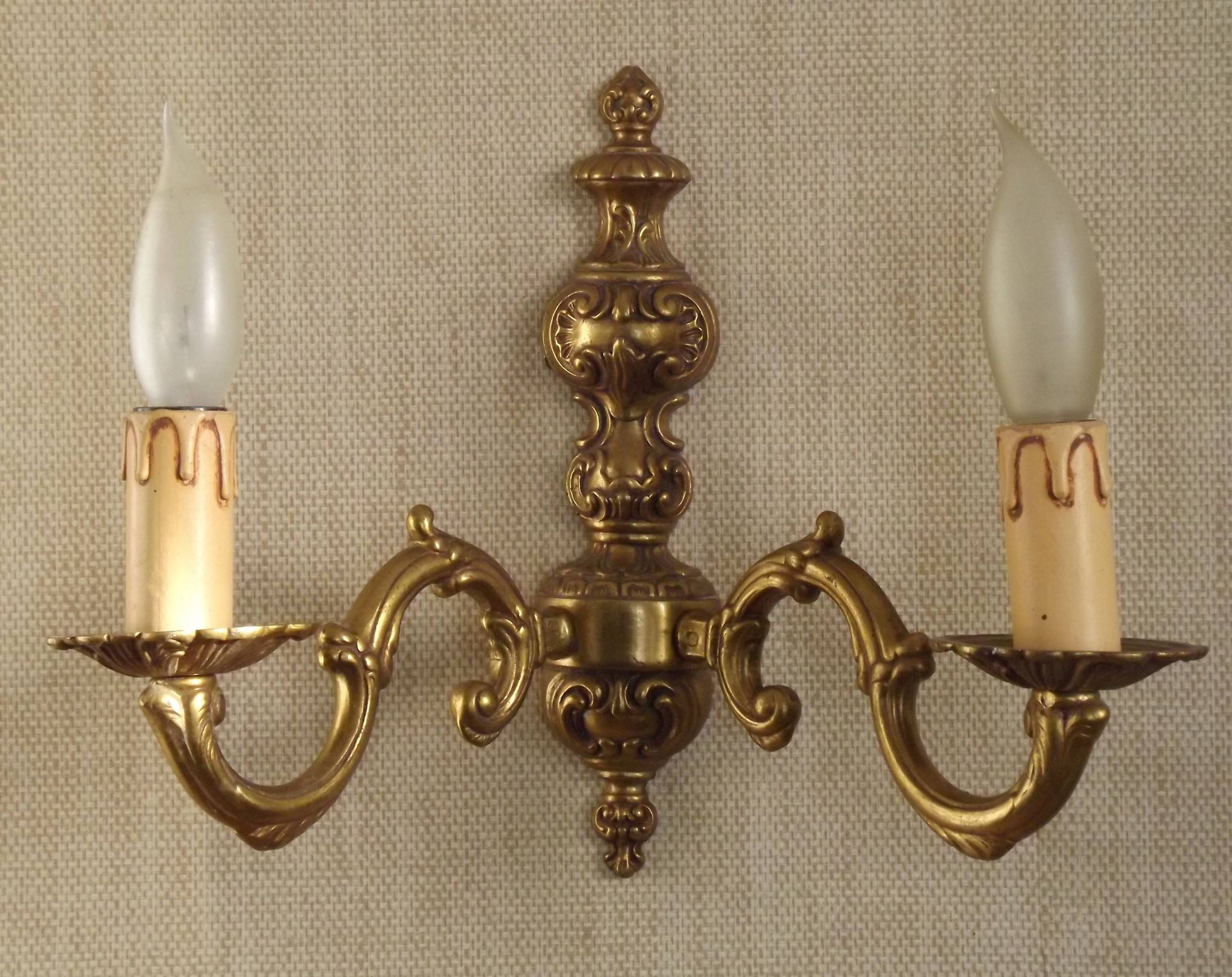 Double bronze wall light, vintage French traditional style, scrolled arms 5097.