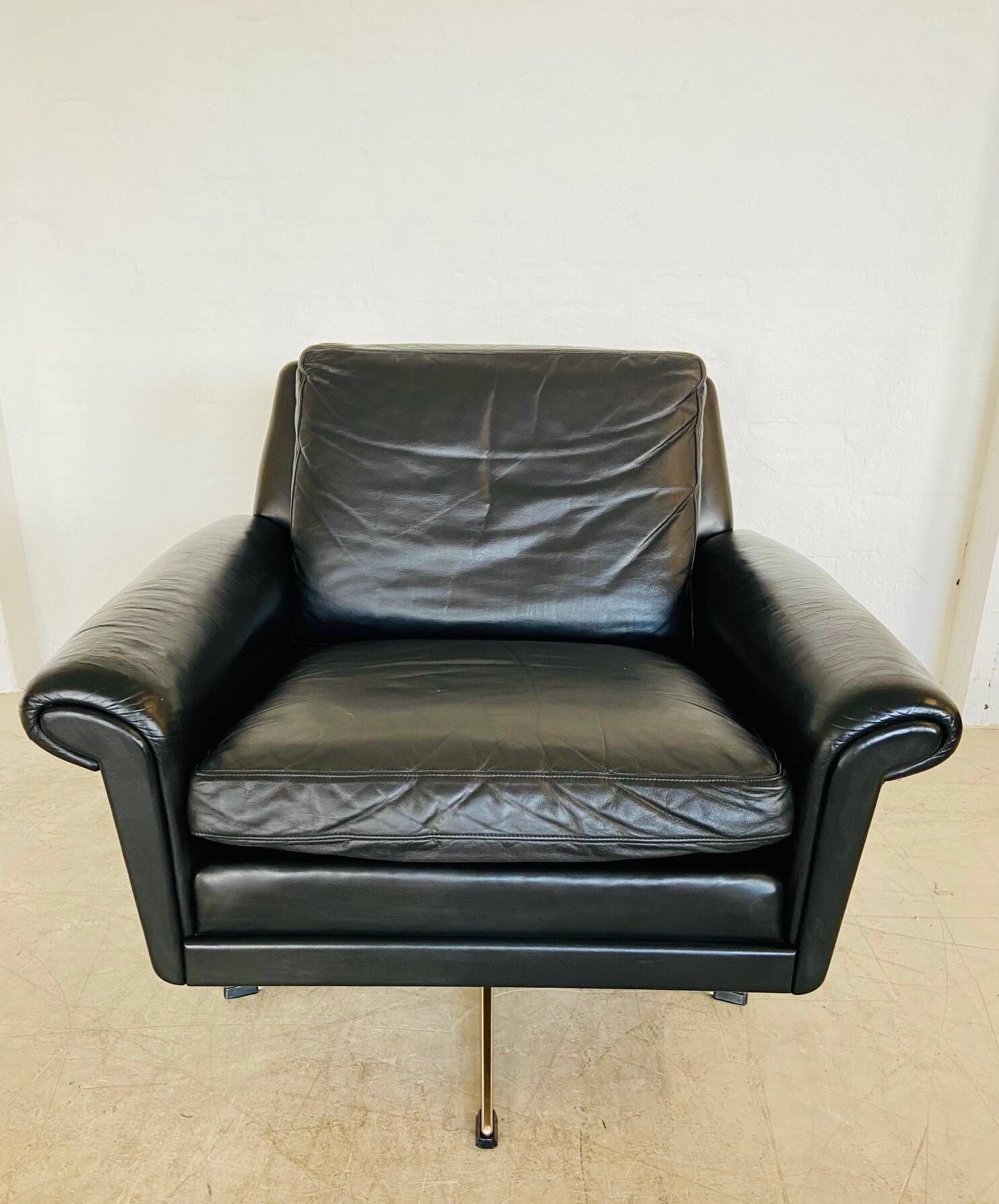 Vintage Danish mid-century leather lounge chair in black leather by G. Thams 1975