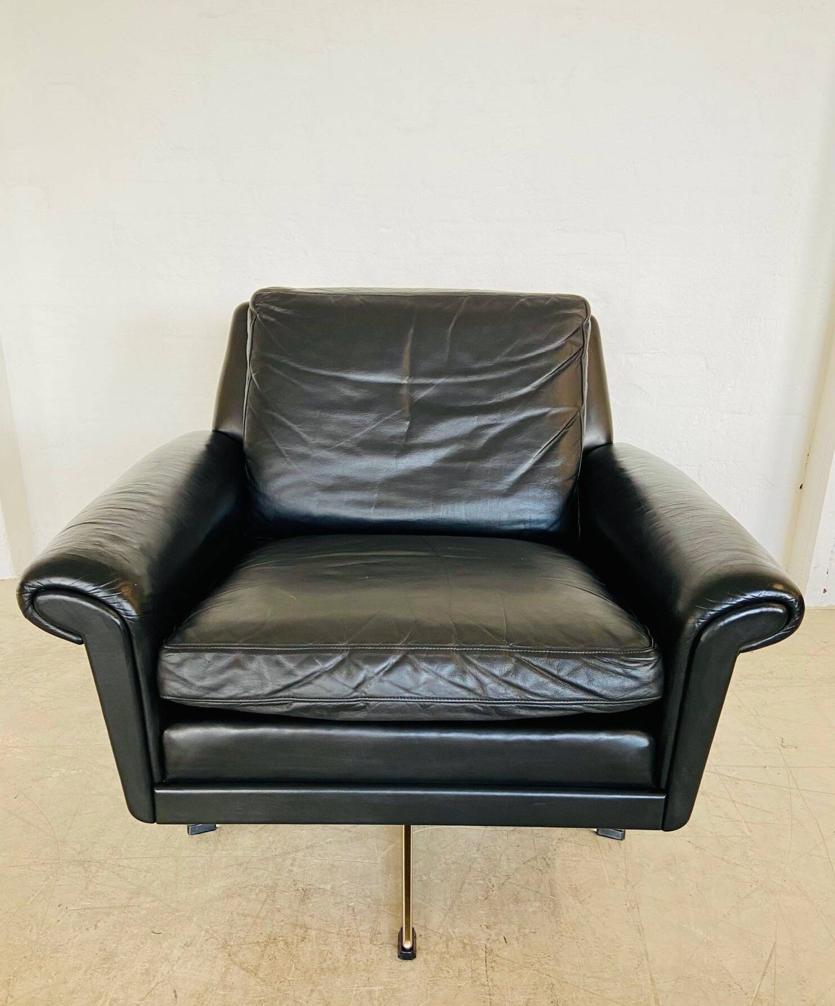 Vintage Danish mid-century leather lounge chair in black leather by G. Thams 1975