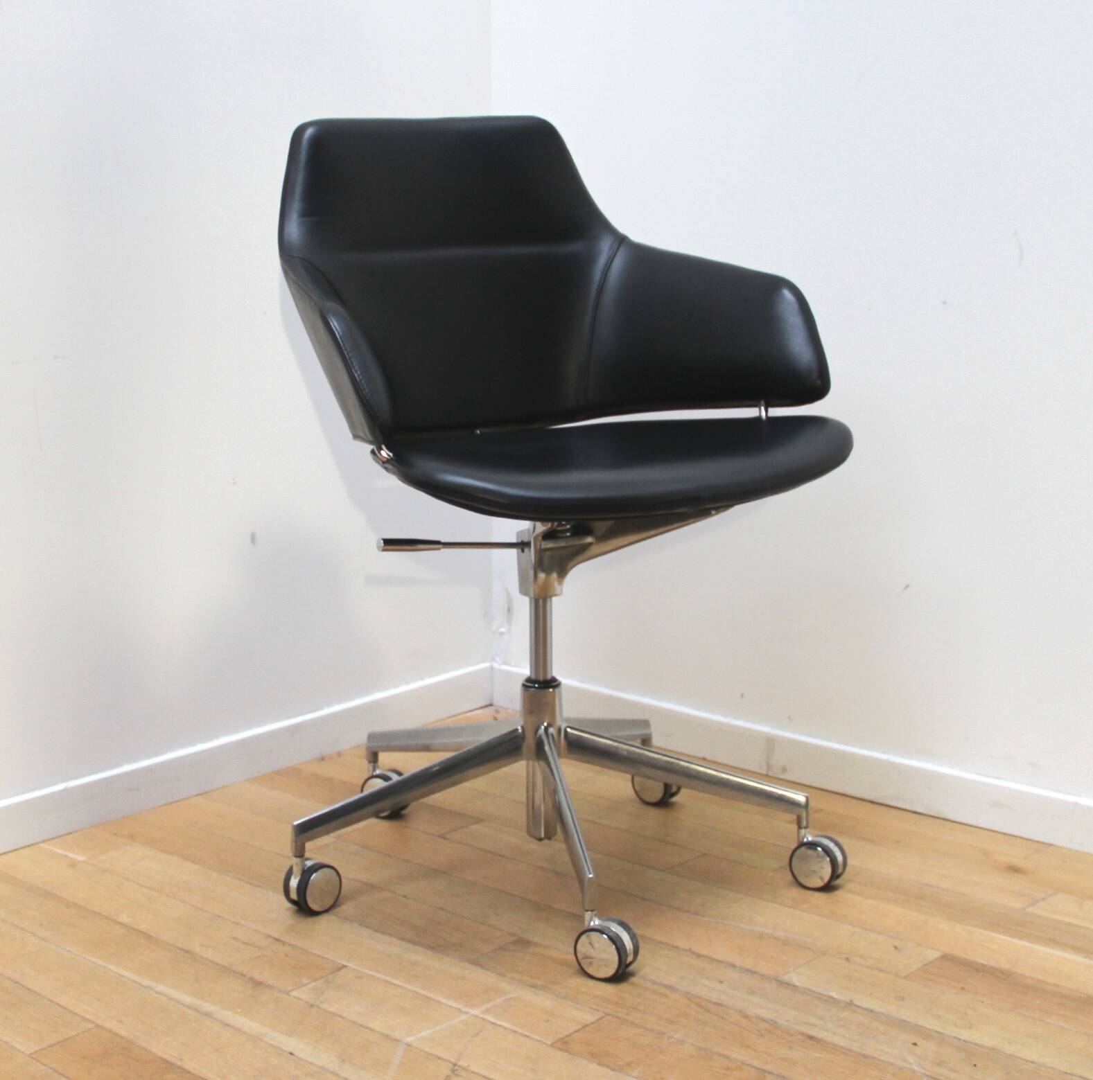 Pair of office chairs, Arper