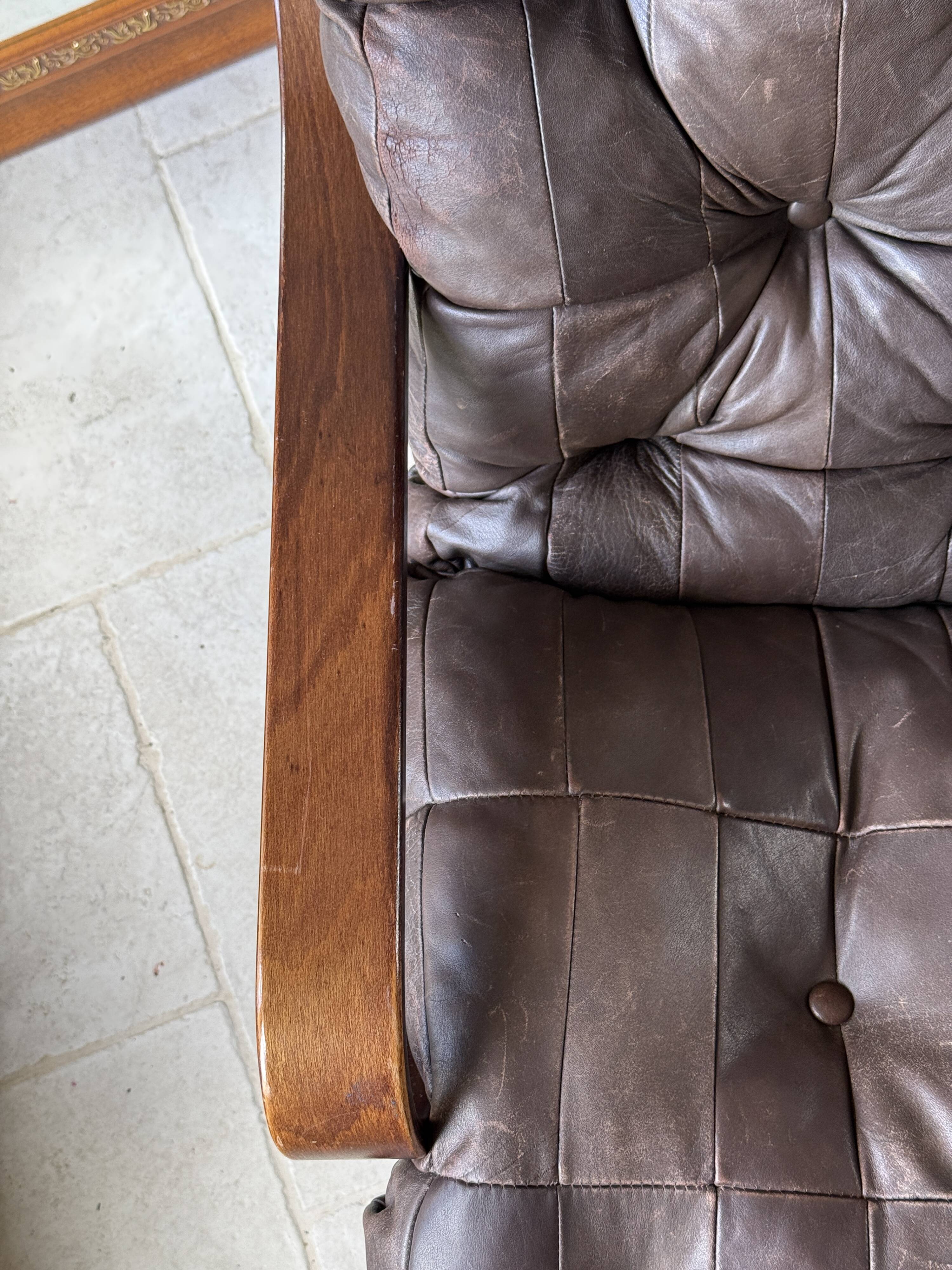 1970s Scandinavian armchair in curved laminated wood with a leather seat.
