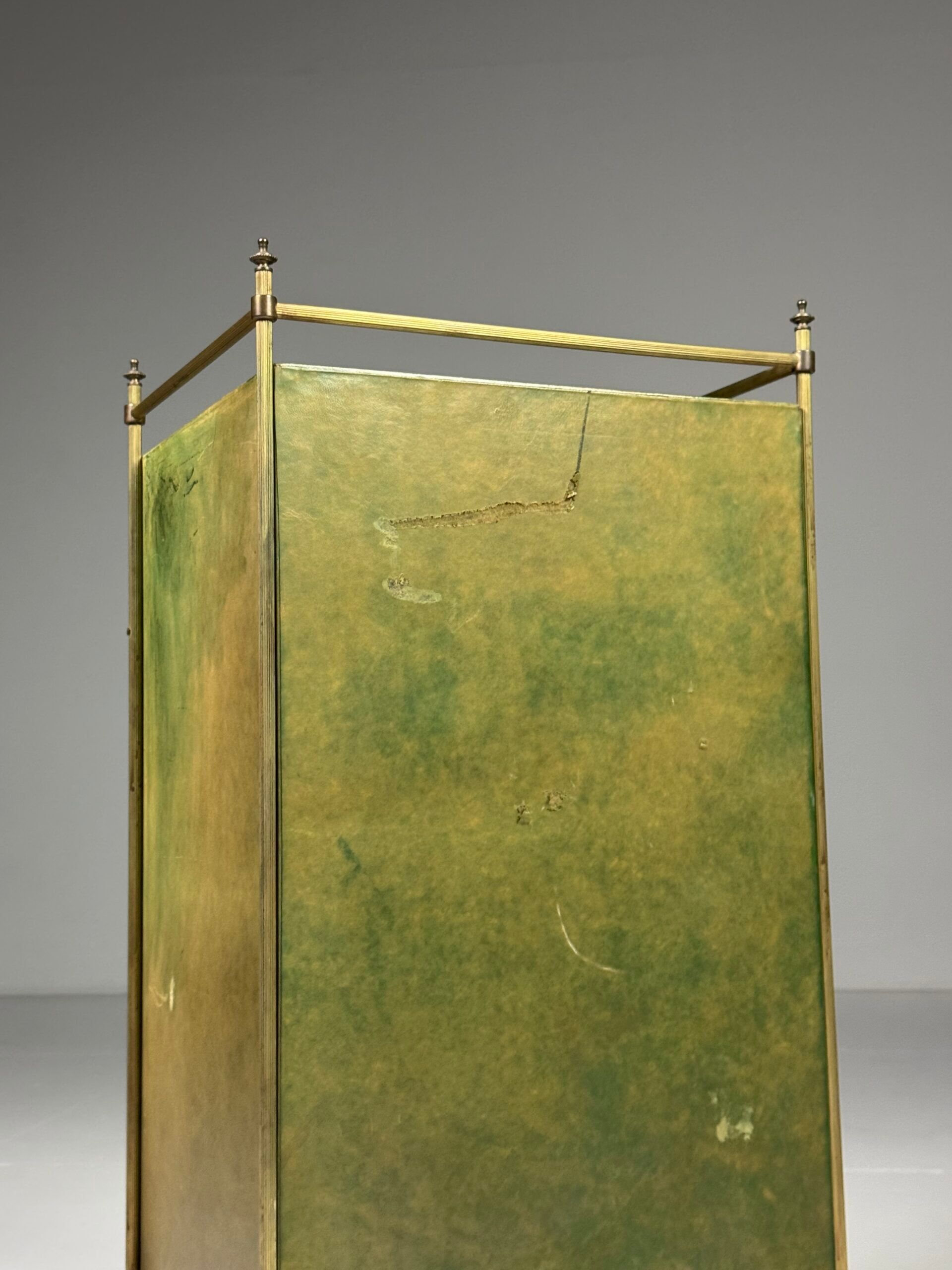 Commode en cuir vers 1960