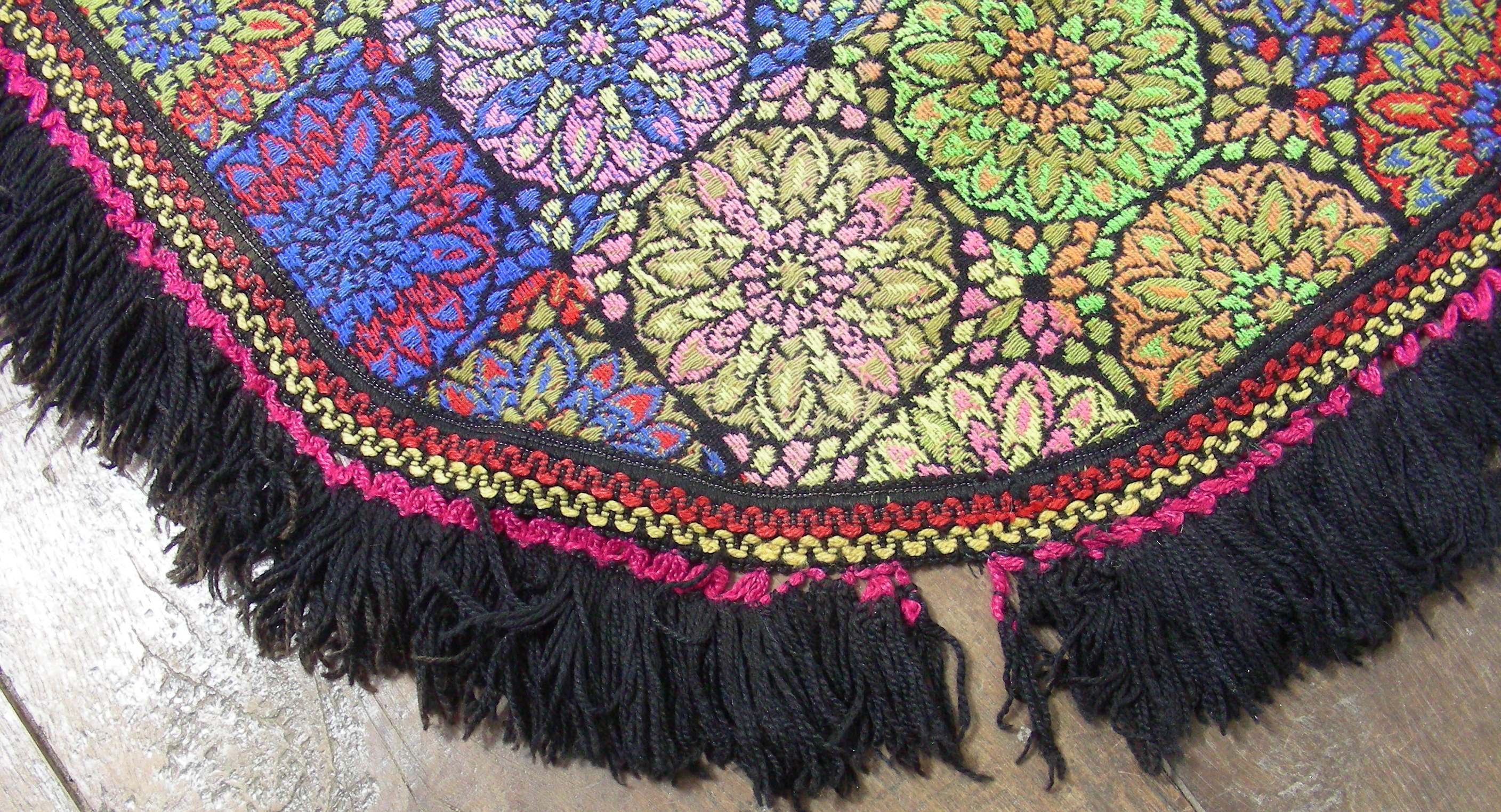 Carpet old kilim in the 1970s lotus flowers 235 x 200 cm