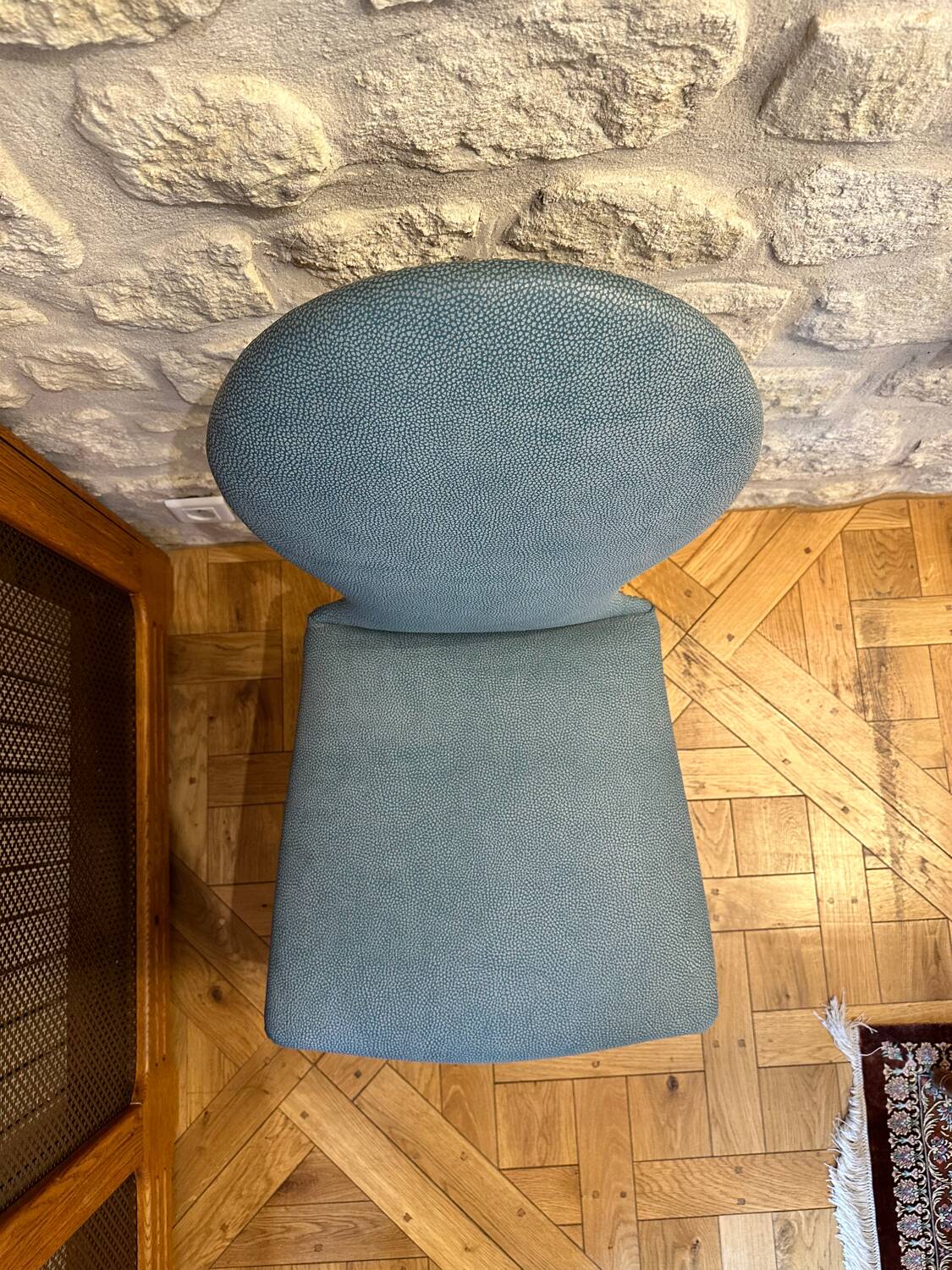 Table ghibli en verre avec 8 chaises parisiennes pieds sabrés roche bobois