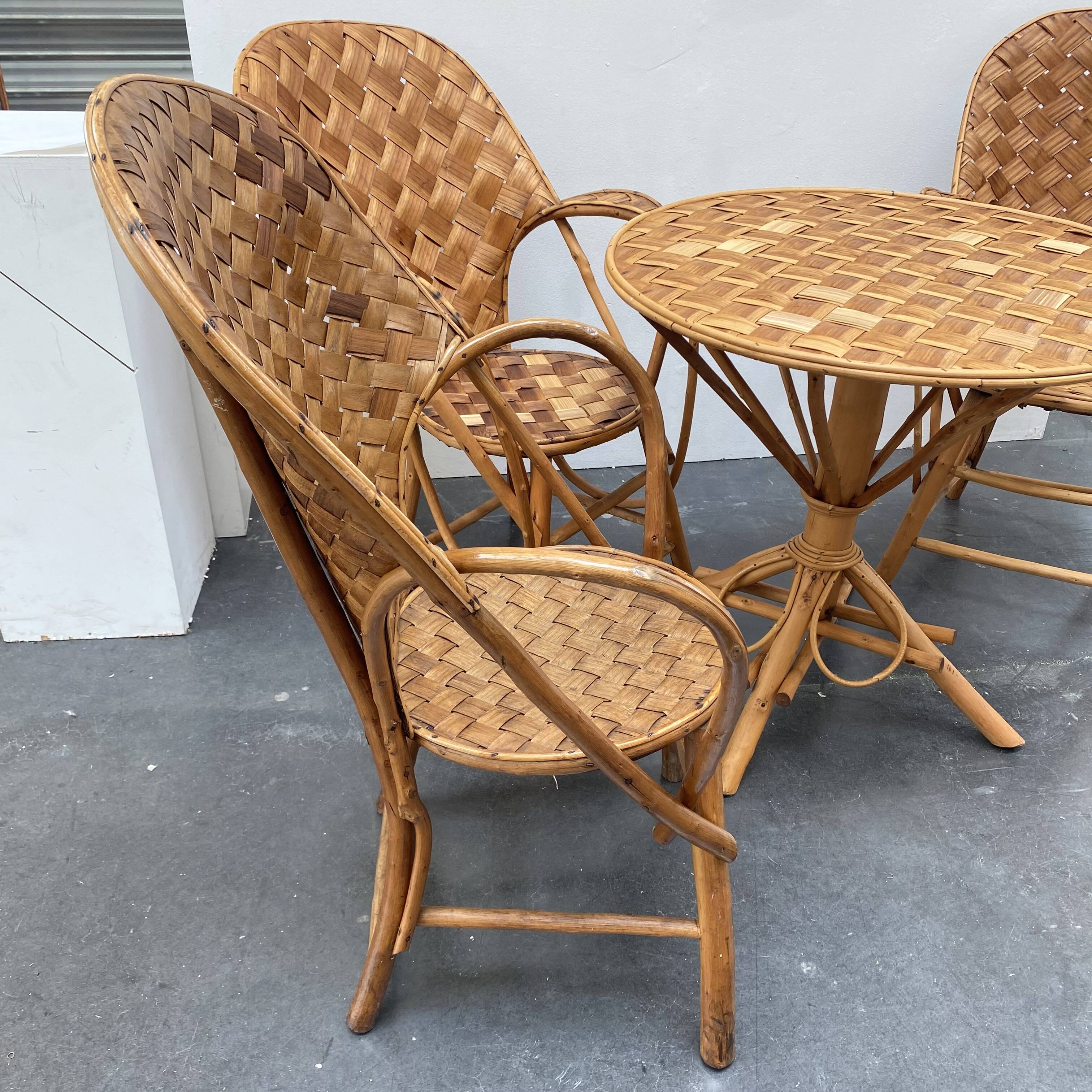 Ensemble composé d’une table et trois fauteuils en lamelles de châtaignier années 50/60