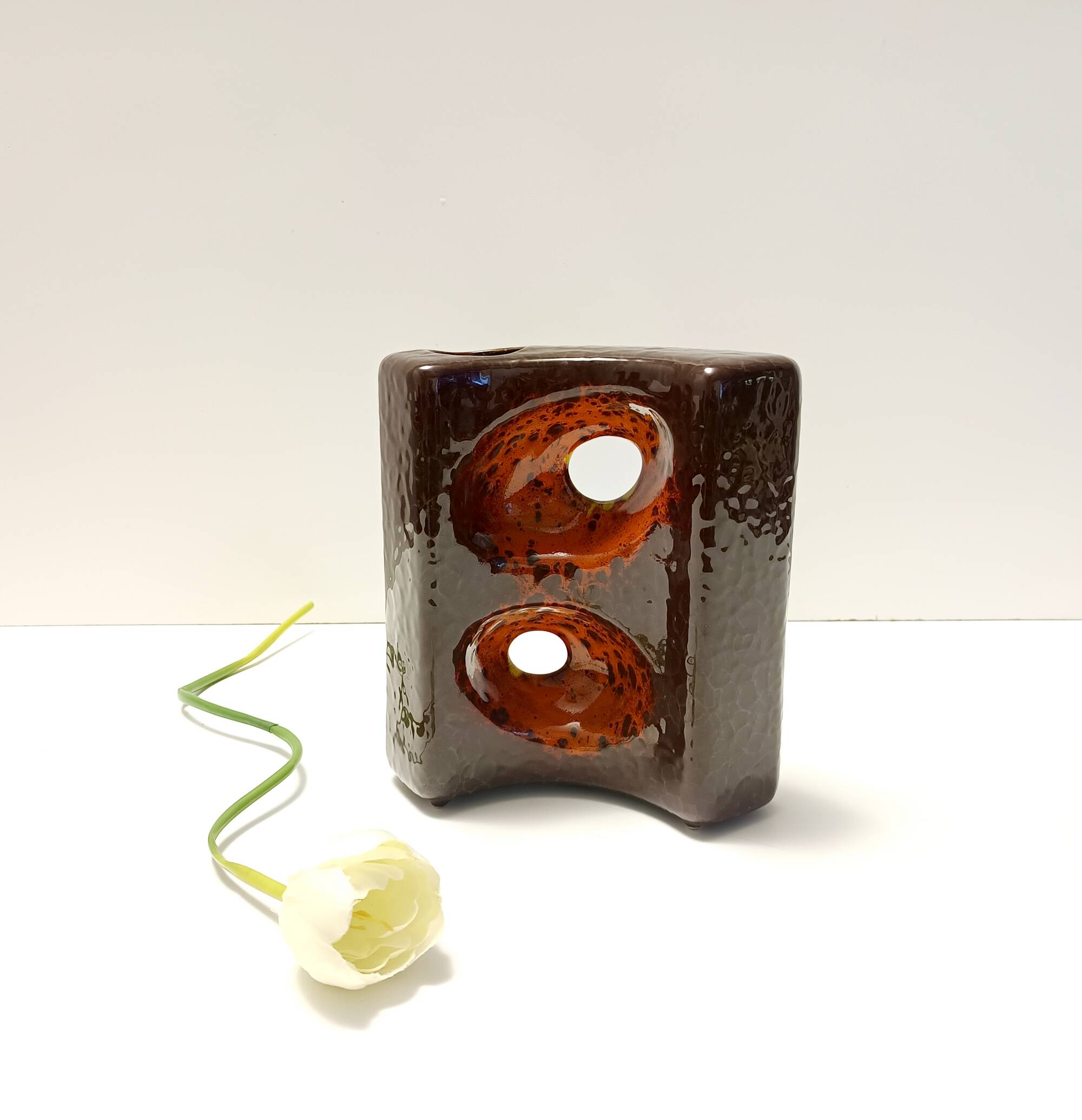 Vase en céramique émaillé marron et orange postmoderne par Giovanni Bertoncello