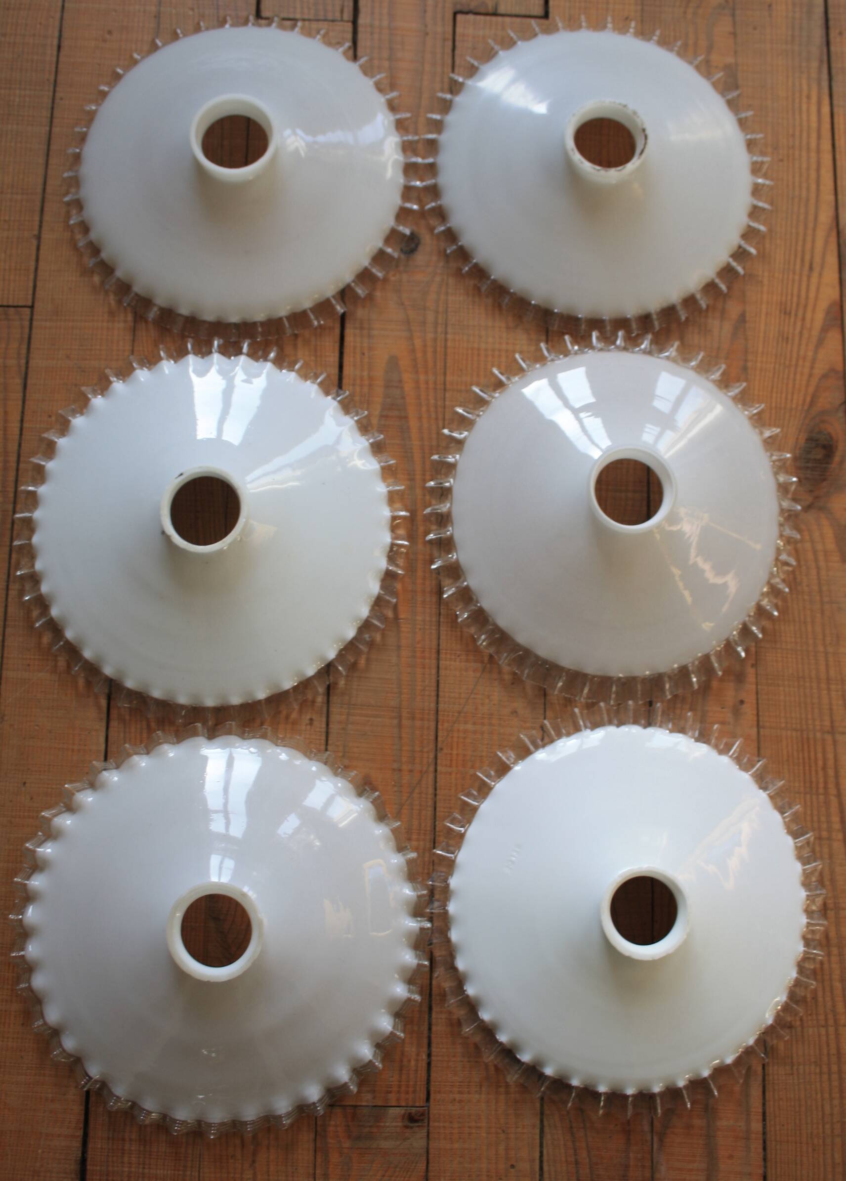 Suspension en opaline dentelée
