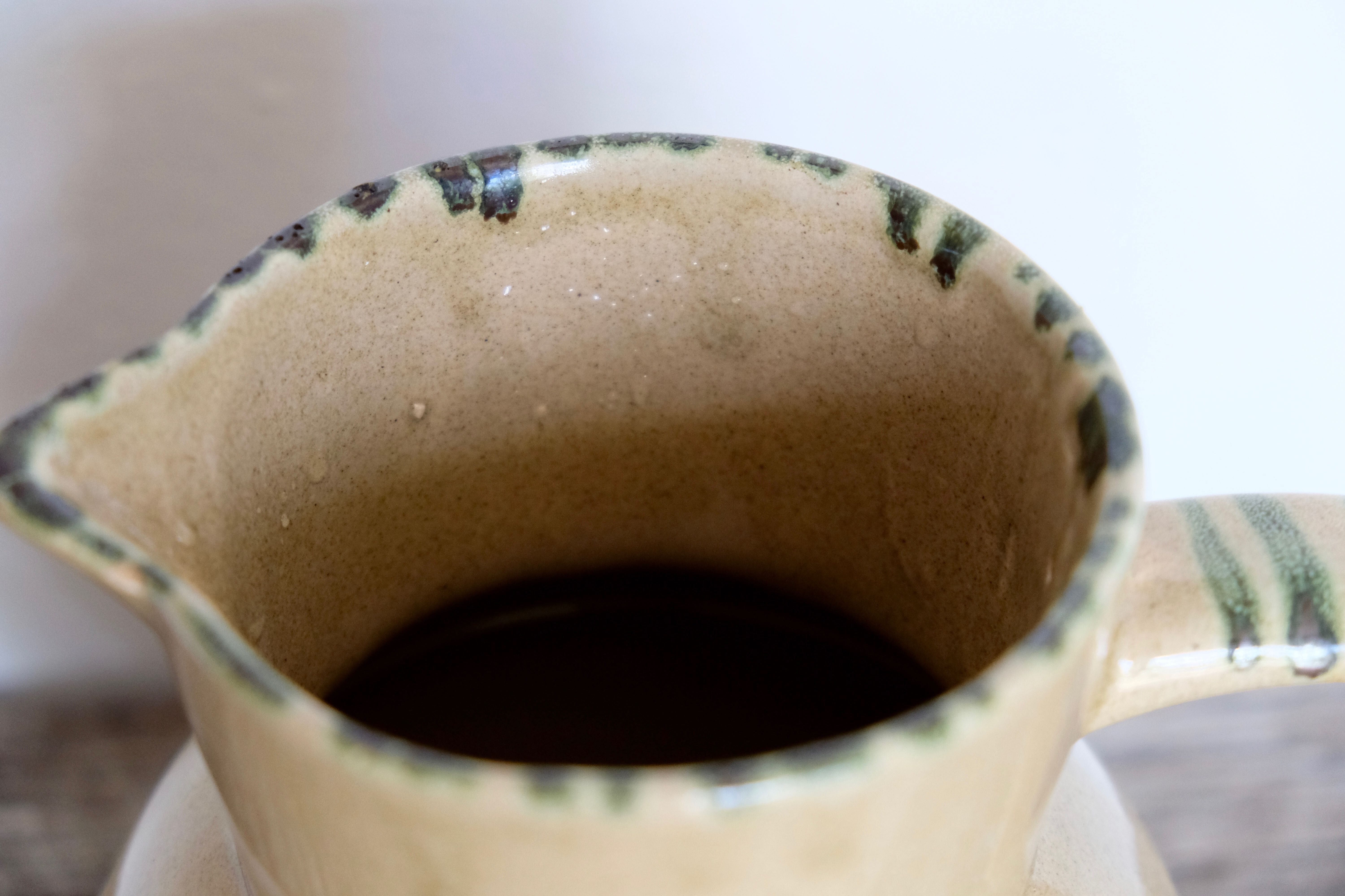 Water pitcher vase old décor daisies