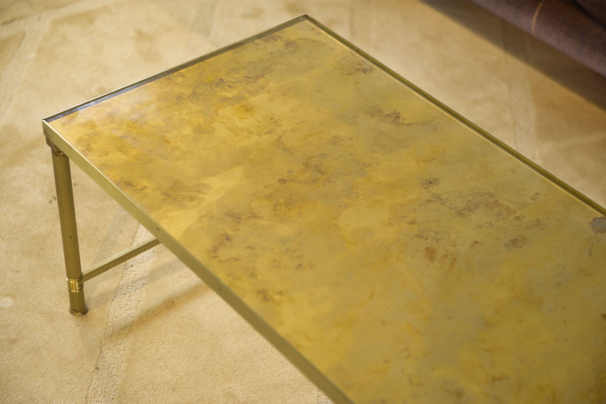 Ensemble table basse et 2 bouts de canapé néo-classiques en verre églomisé, 1980