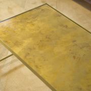 Ensemble table basse et 2 bouts de canapé néo-classiques en verre églomisé, 1980