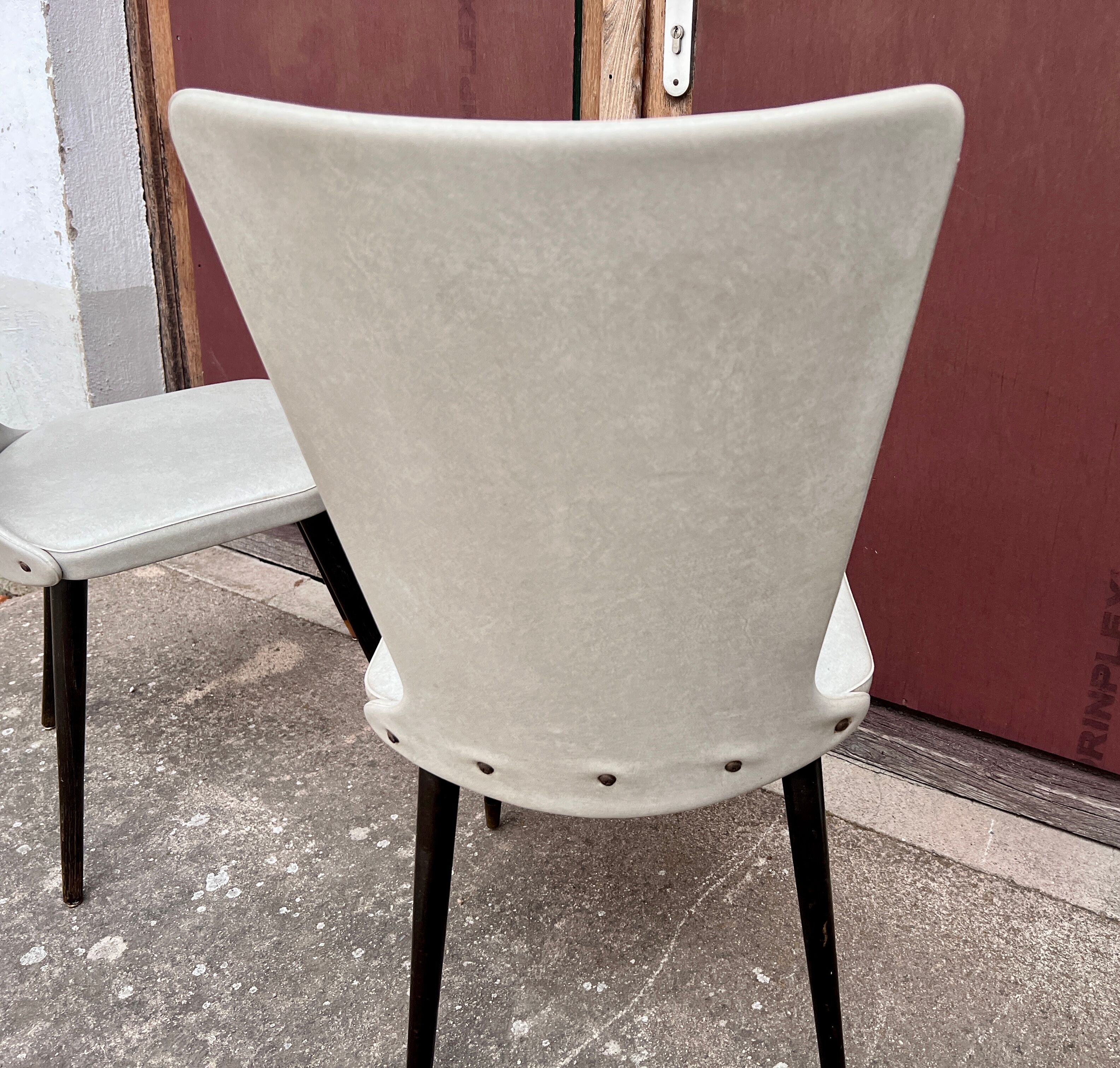 Pair of Chairs Baumann model Essor in imitation white leather, beech compass base