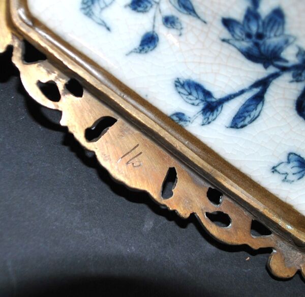 Coupe sur pied, centre de table en porcelaine fleurie bleu de Chine et monture en bronze