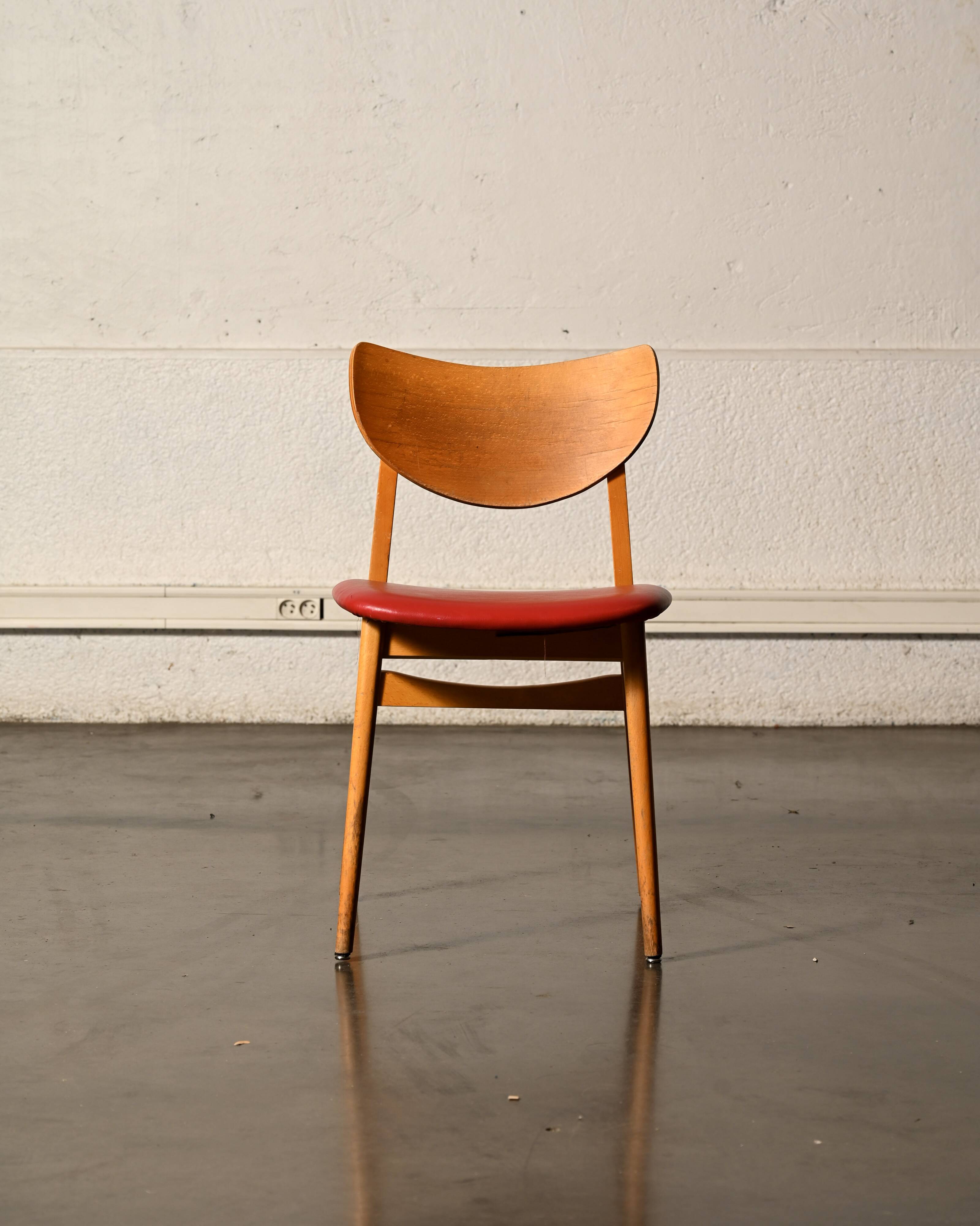 Chaise vintage en skaï rouge