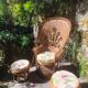 Fauteuil emmanuelle vintage et 2 poufs