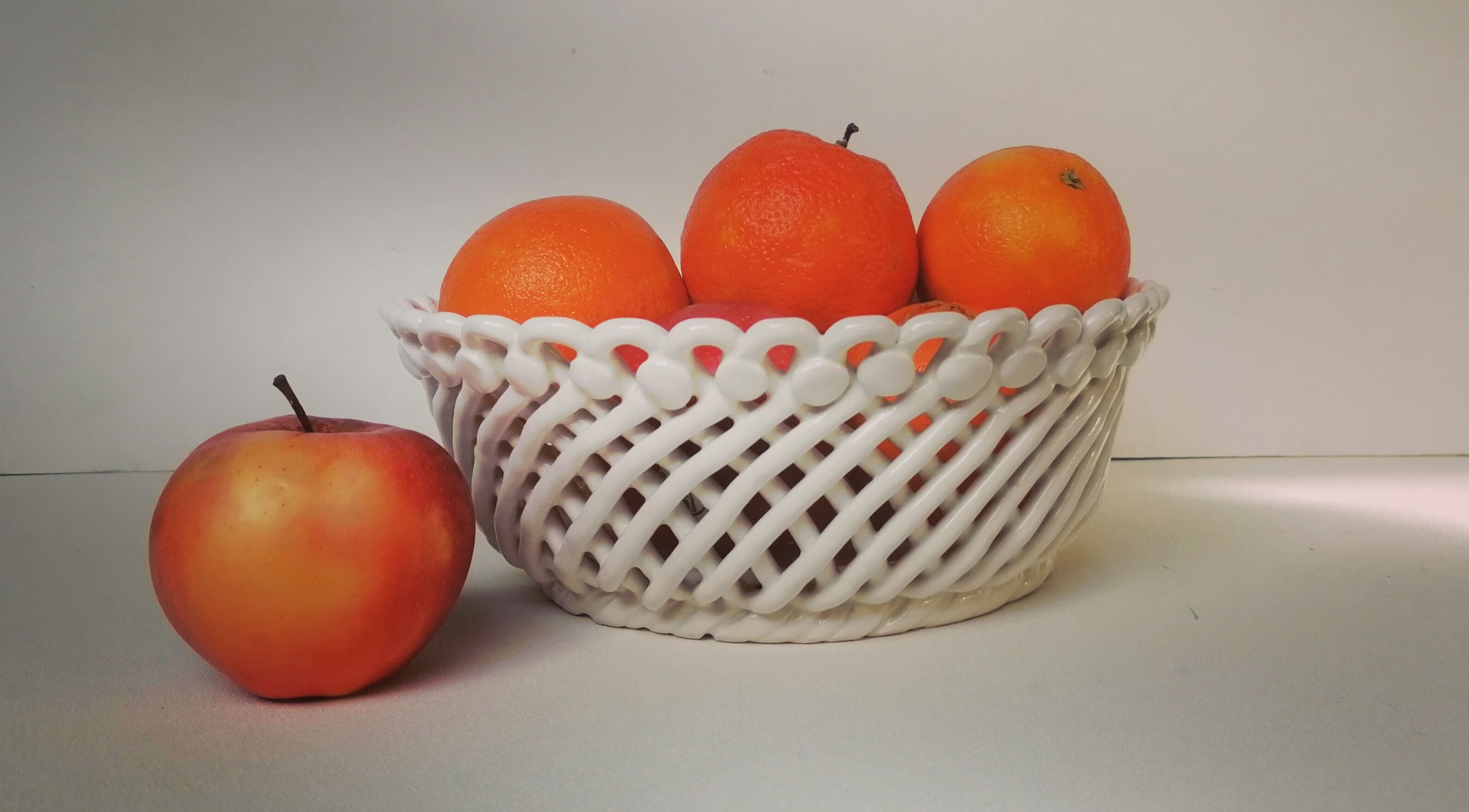 Corbeille en porcelaine tressée vintage