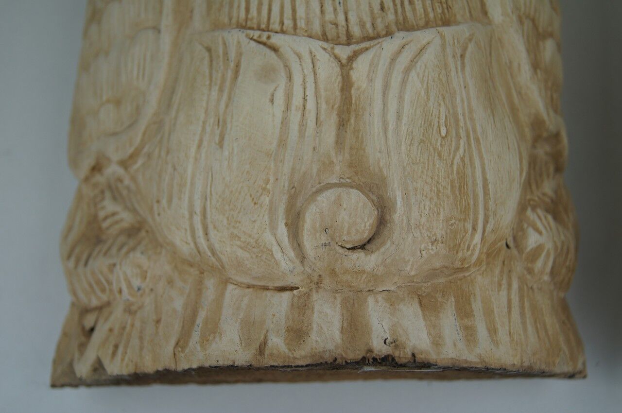Deux ornements d'applique en bois sculpté et laqué crème,  représentant des cygnes