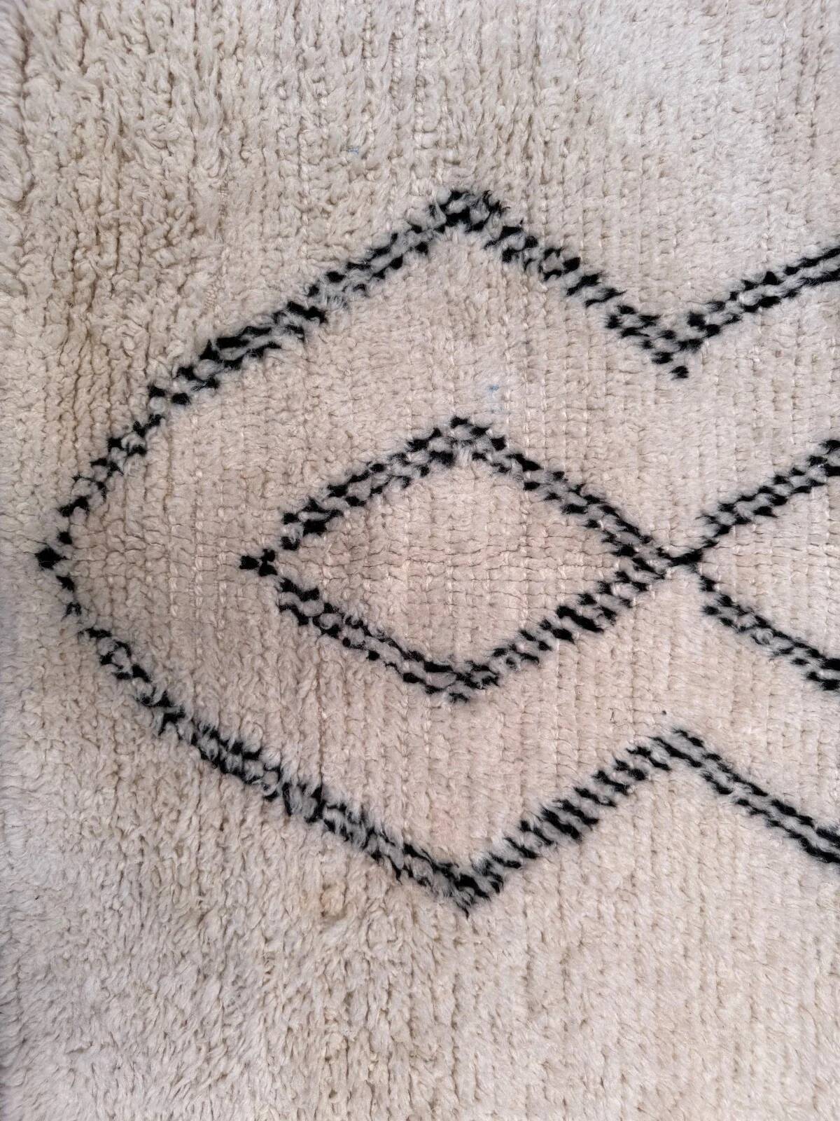 Tapis berbère marocain vintage Beni Ourain, Atlas, motif tribal, 200 x 142 cm, déstockage