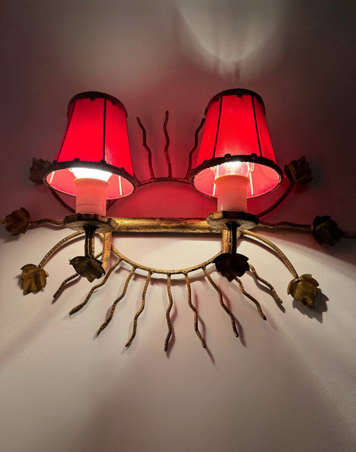 Applique soleil feuillage dorée années 60