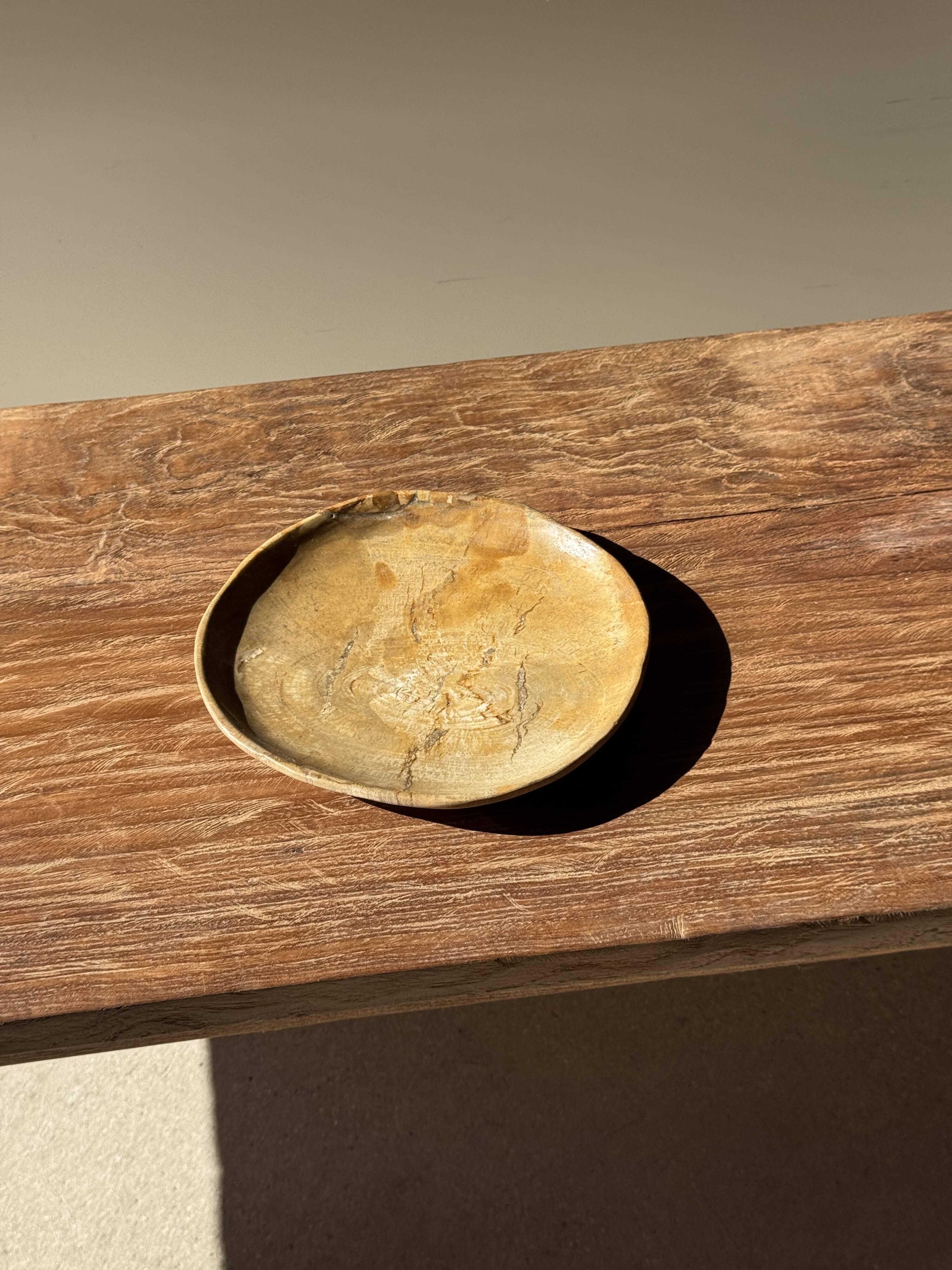 Petit vide poche ou plat en bois pétrifié beige orangé D20,5 -3308