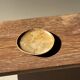 Petit vide poche ou plat en bois pétrifié beige orangé D20,5 -3308