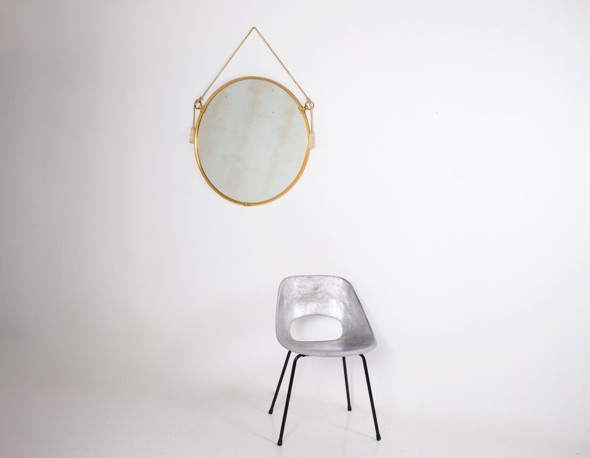 Hanging mirror in gilded brass