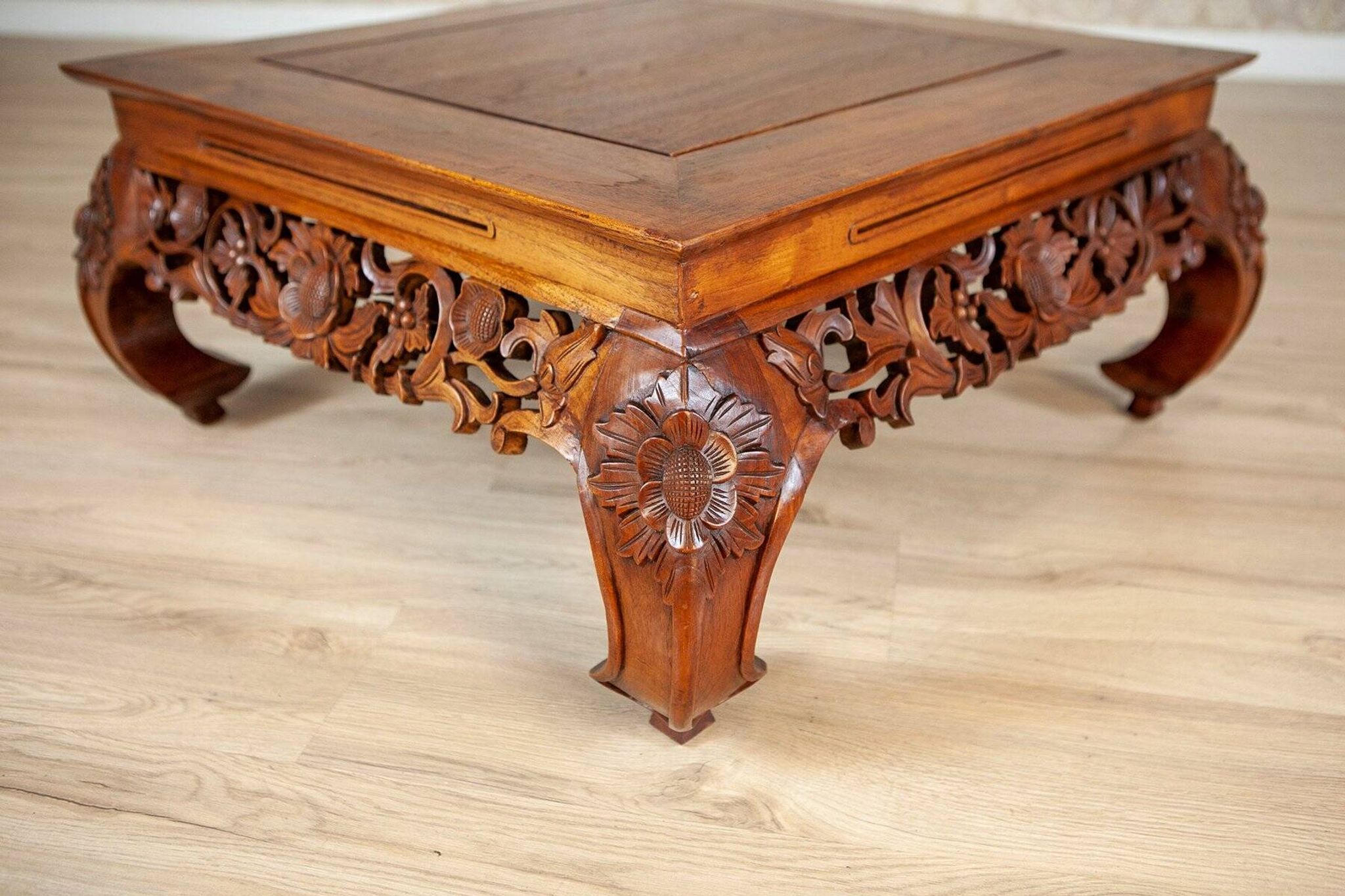 Table basse en chêne richement décorée, années 1950