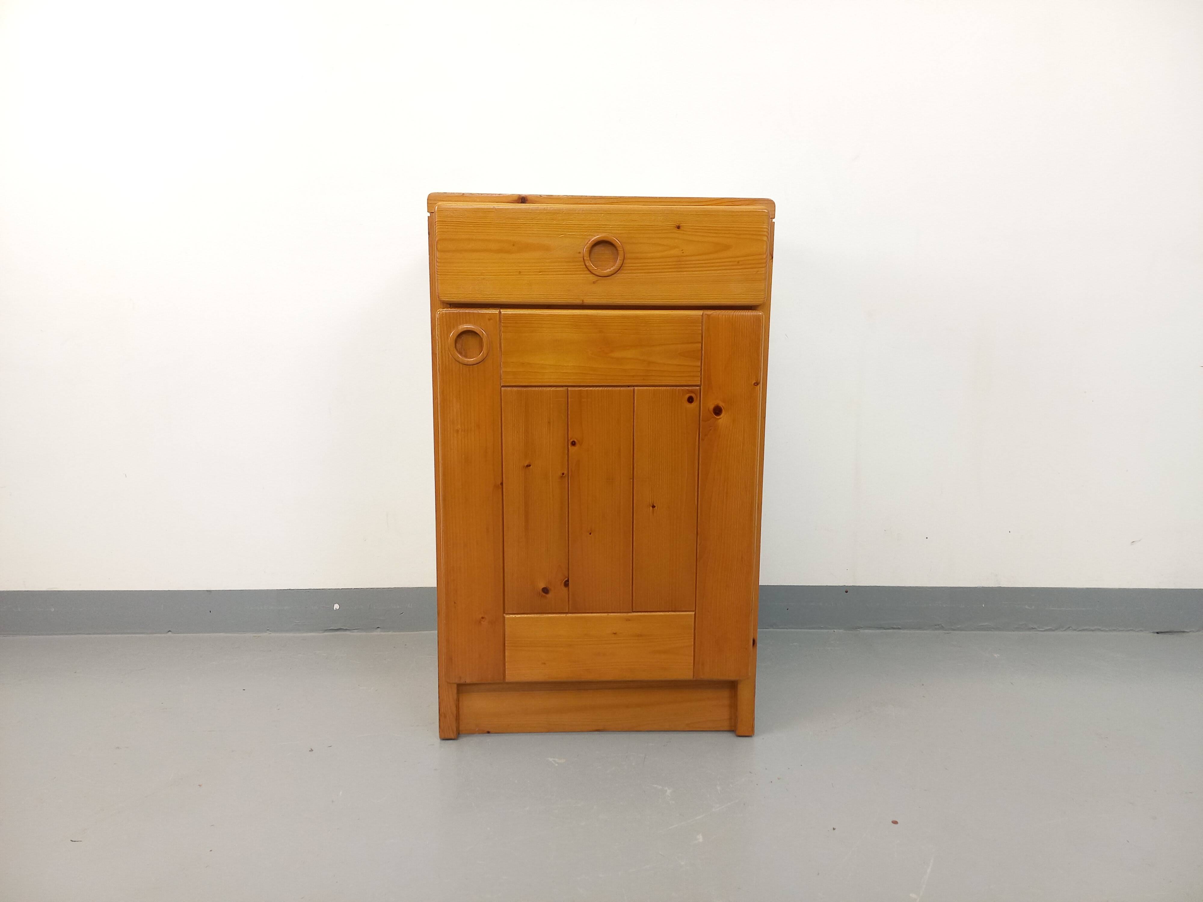 Meuble de rangement sélectionné par Charlotte Perriand Les Arcs vintage en pin des années 60 70
