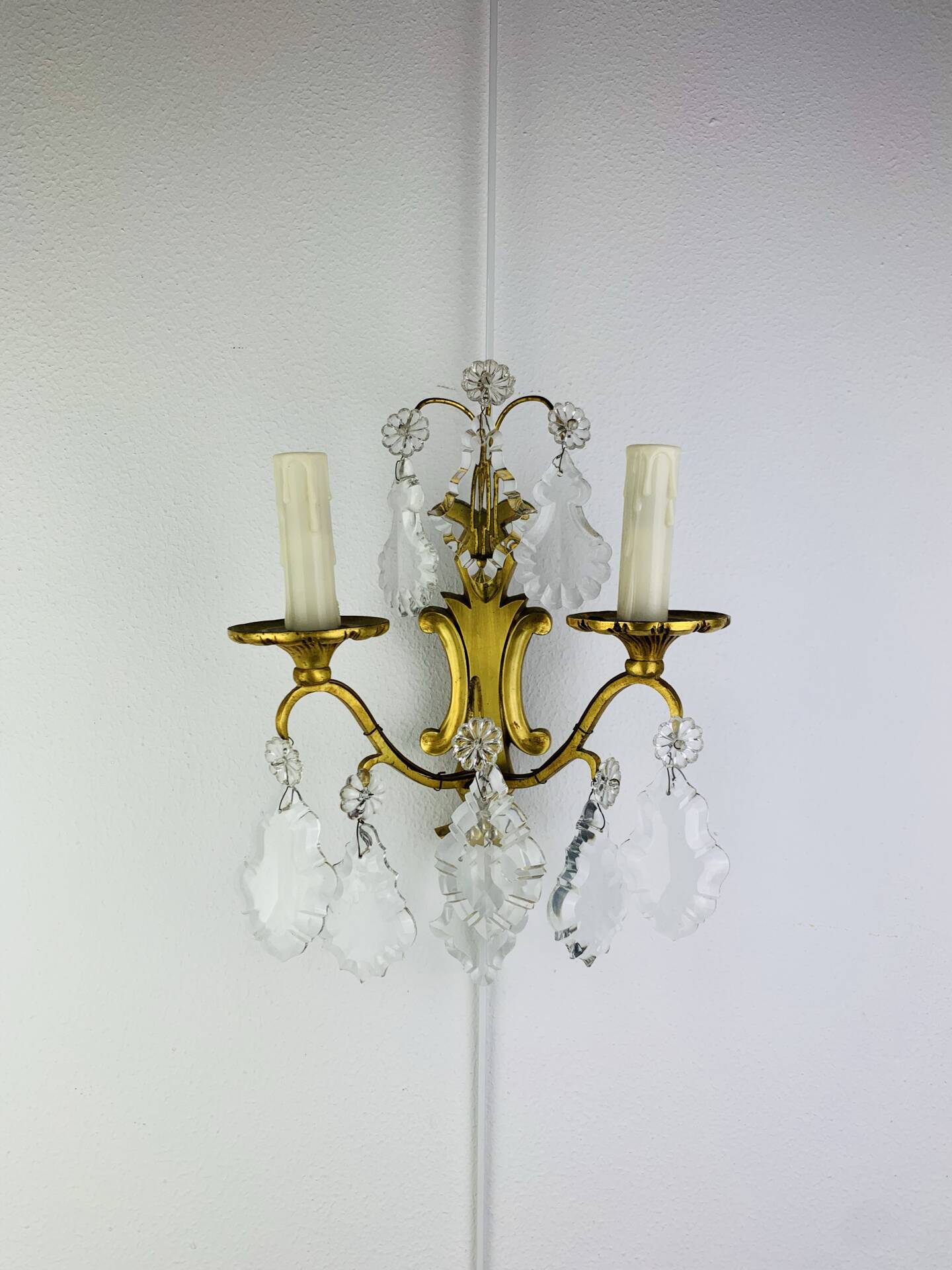 Bronze wall light with rococo style Louis XV pendants.