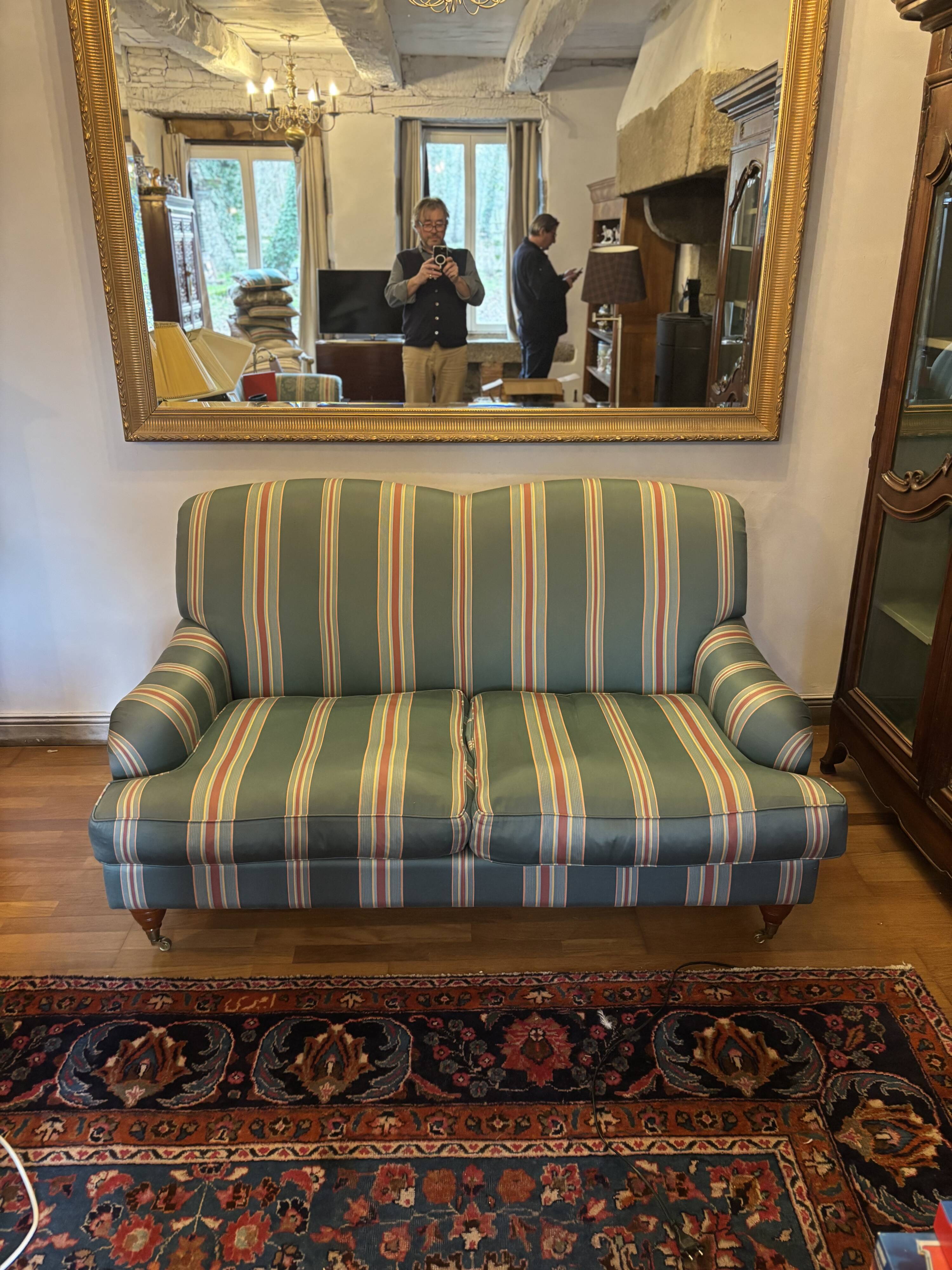 Classic vintage tufted canapé (2 seats)