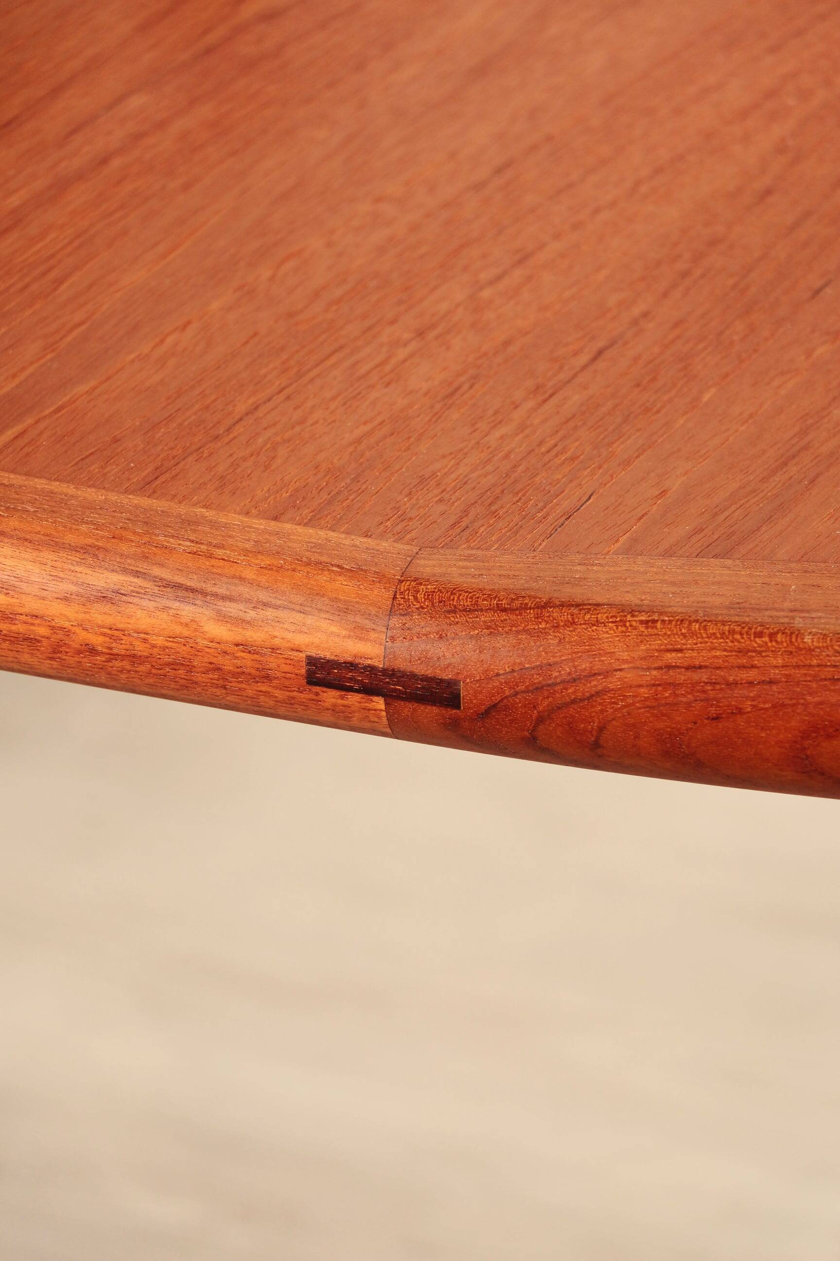 Vintage Dyrlund dining table in teak – the excellence of Danish design.