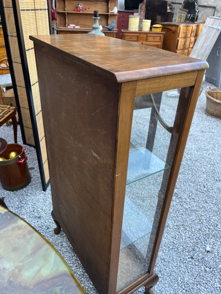 Vitrine sur pied