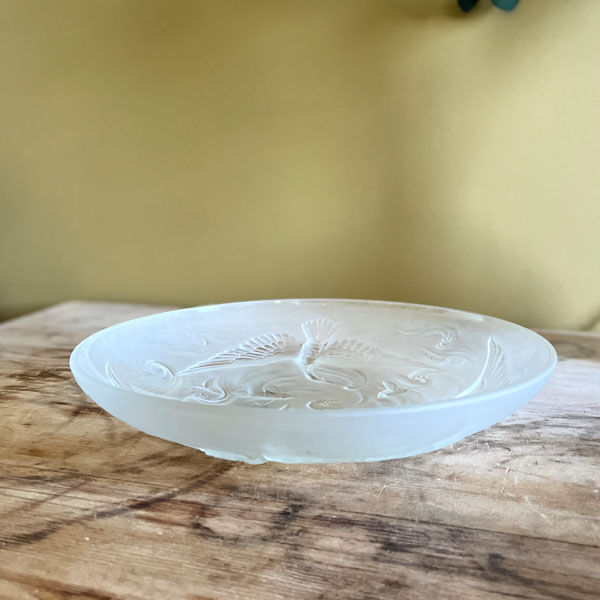 Large bird cup in frosted Art Deco glass, signed Verlys France