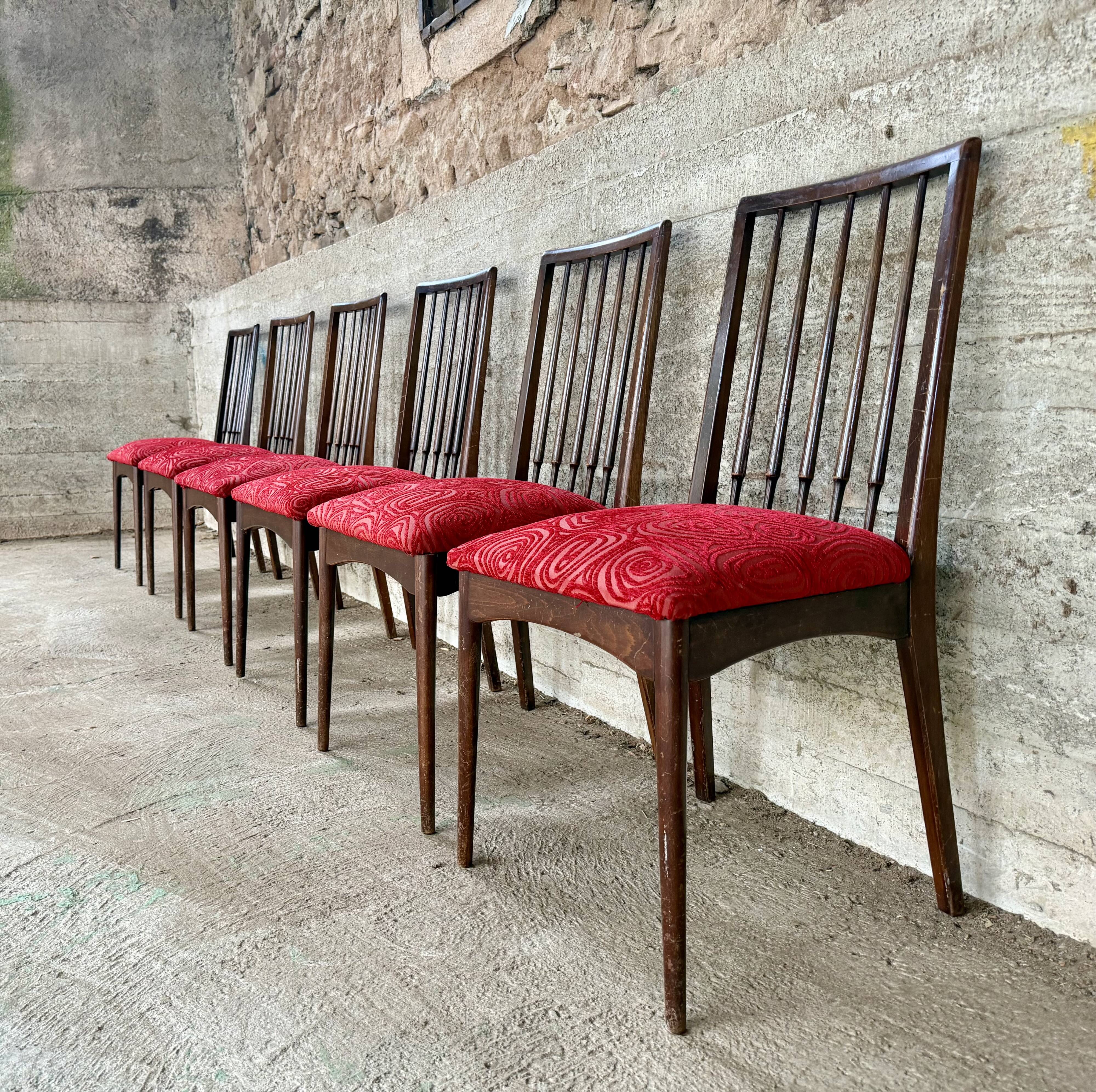 Set of 6 vintage wooden chairs – Psychedelic red fabric