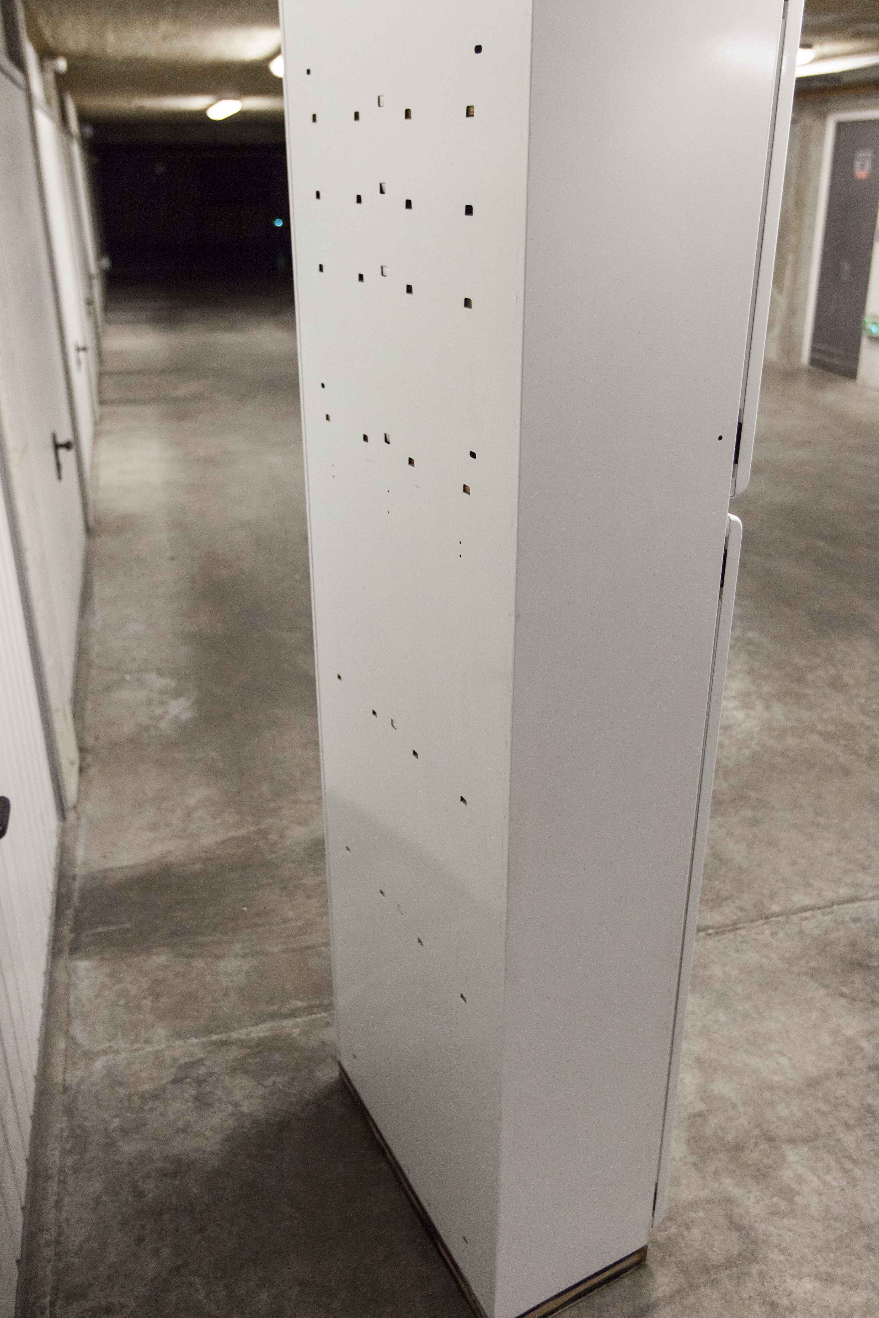 Bathroom cabinet in white metal 1960