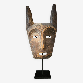 Masque LEGA Ancien surmonté de Cornes. Socoiété Bwami. Soclé |  H : 44*18 cm |  R. D. Congo