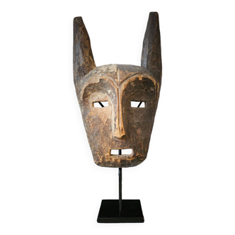 Masque LEGA Ancien surmonté de Cornes. Socoiété Bwami. Soclé |  H : 44*18 cm |  R. D. Congo