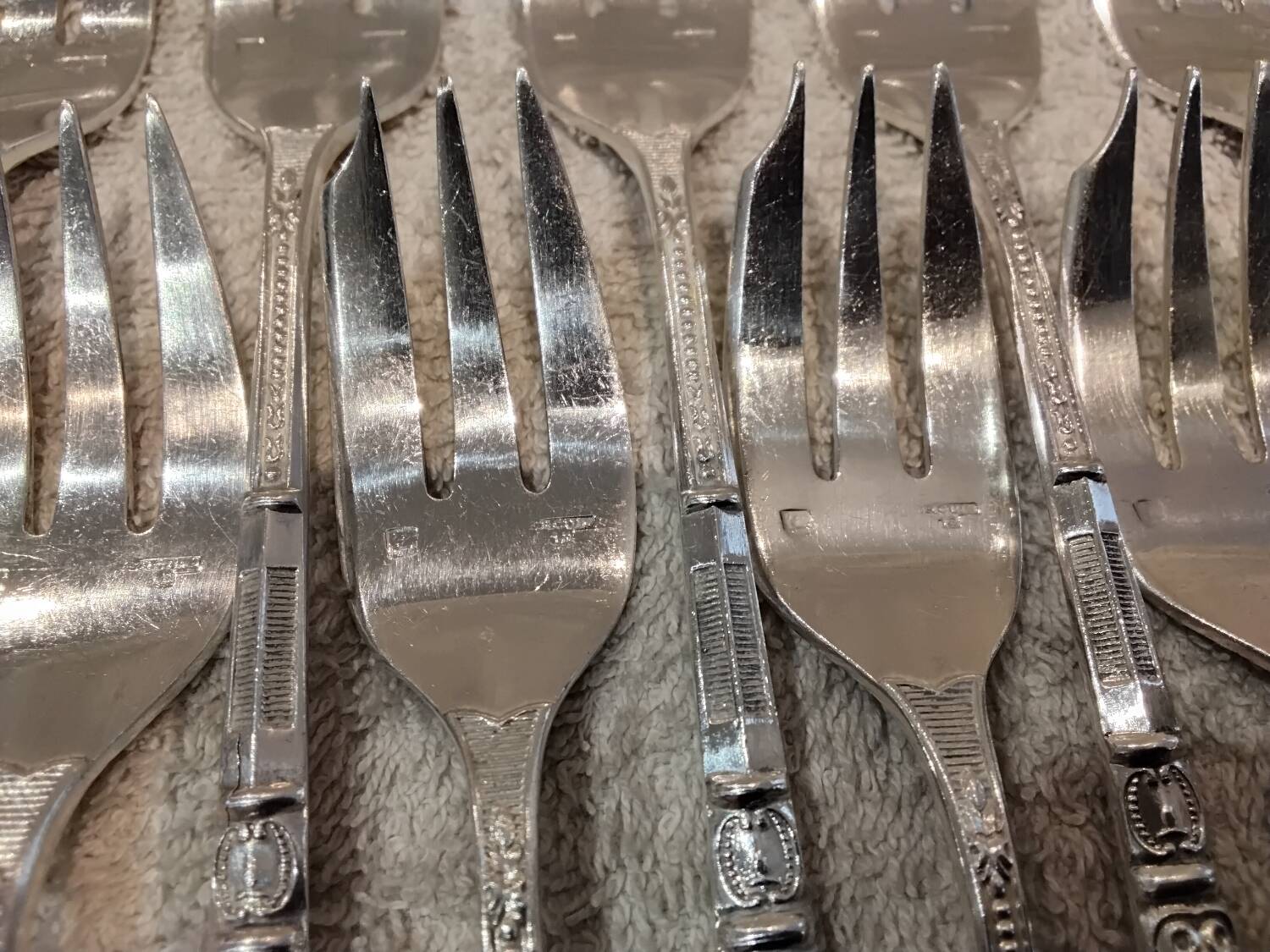 12 silver-plated metal cake forks, Ercuis Russian model.