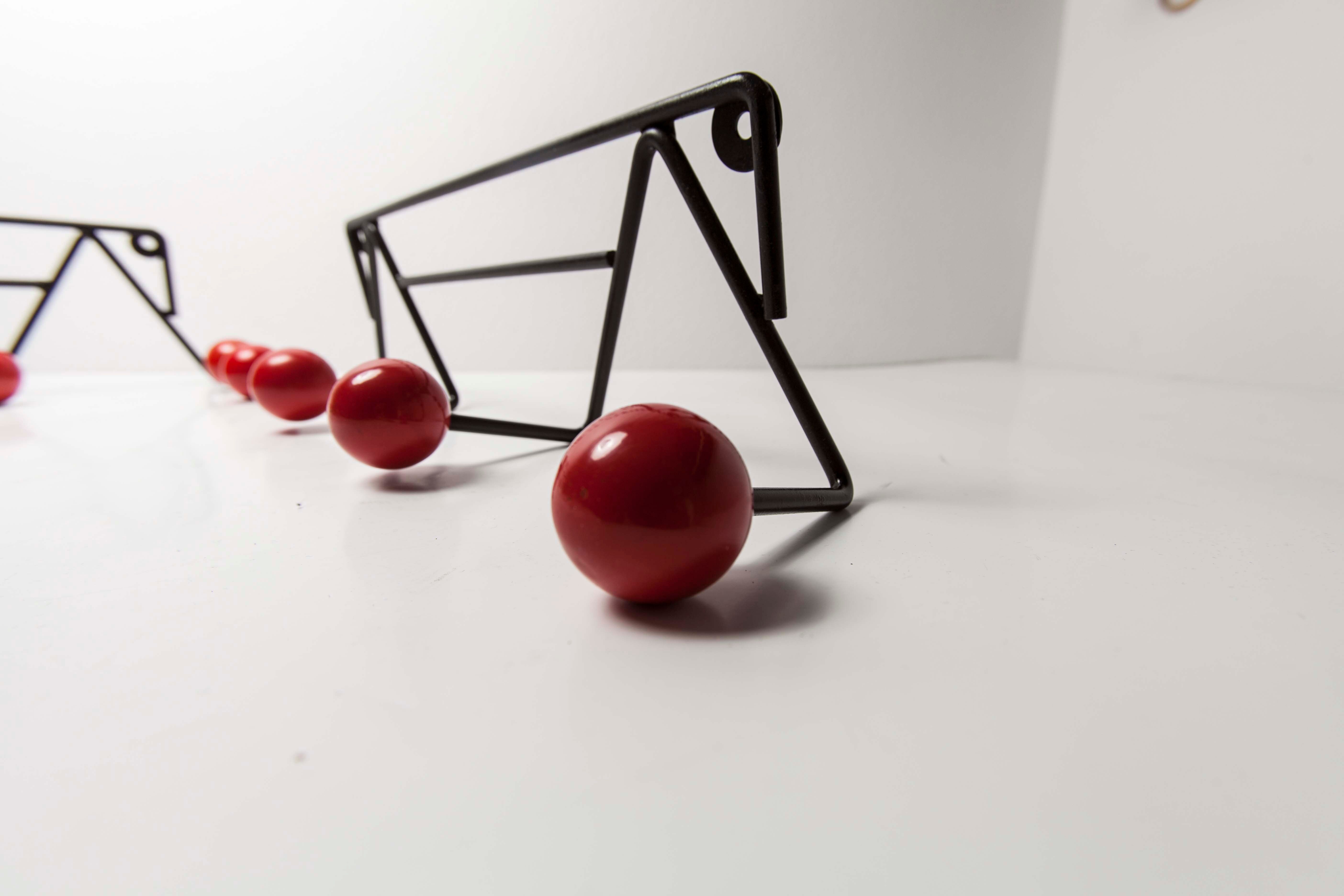 Coatrack 60s black and red 4 balls
