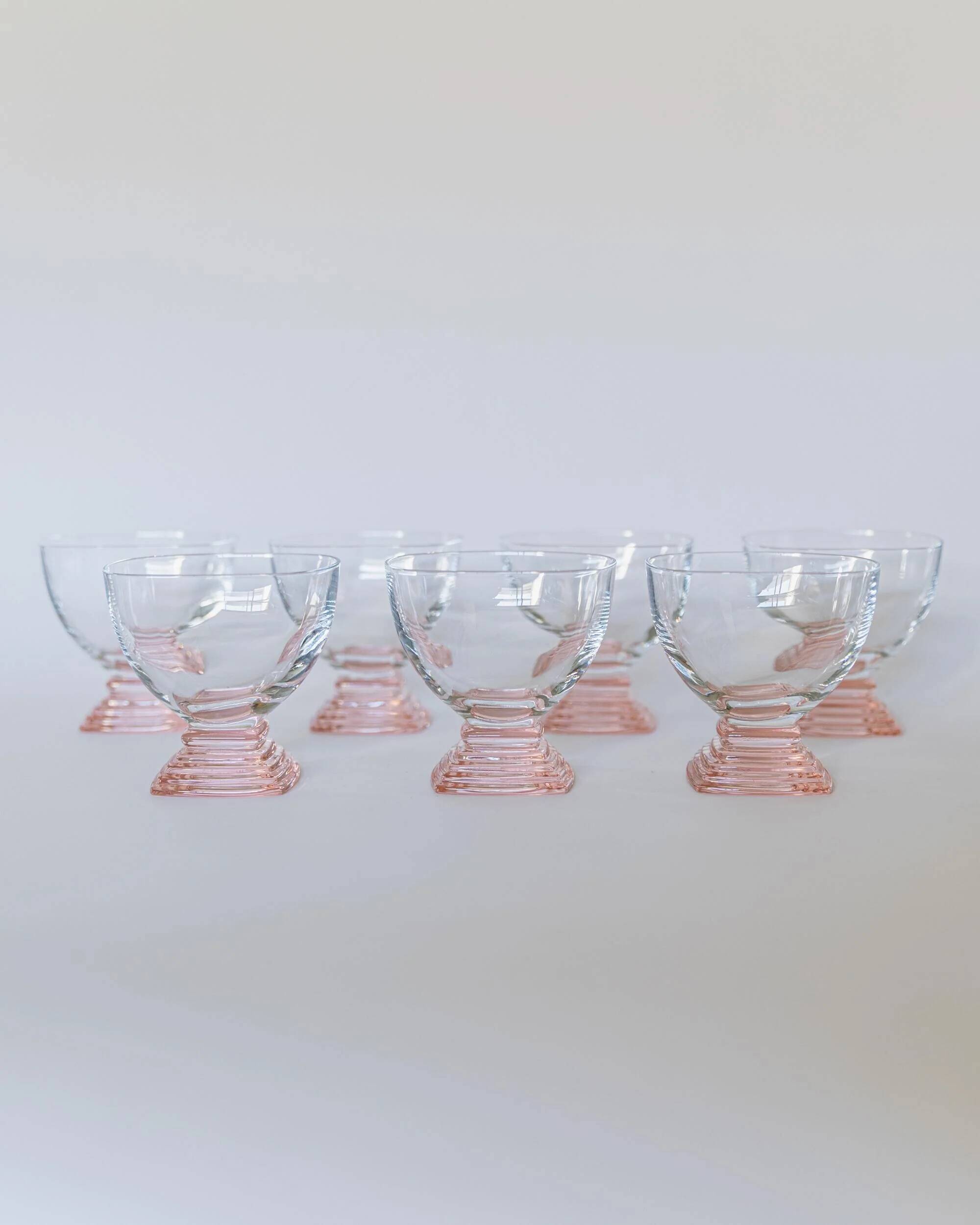 Lot vintage de 7 verres à vin des années 1980 en verre transparent avec pied rose à étages, par Bormioli (Italie)