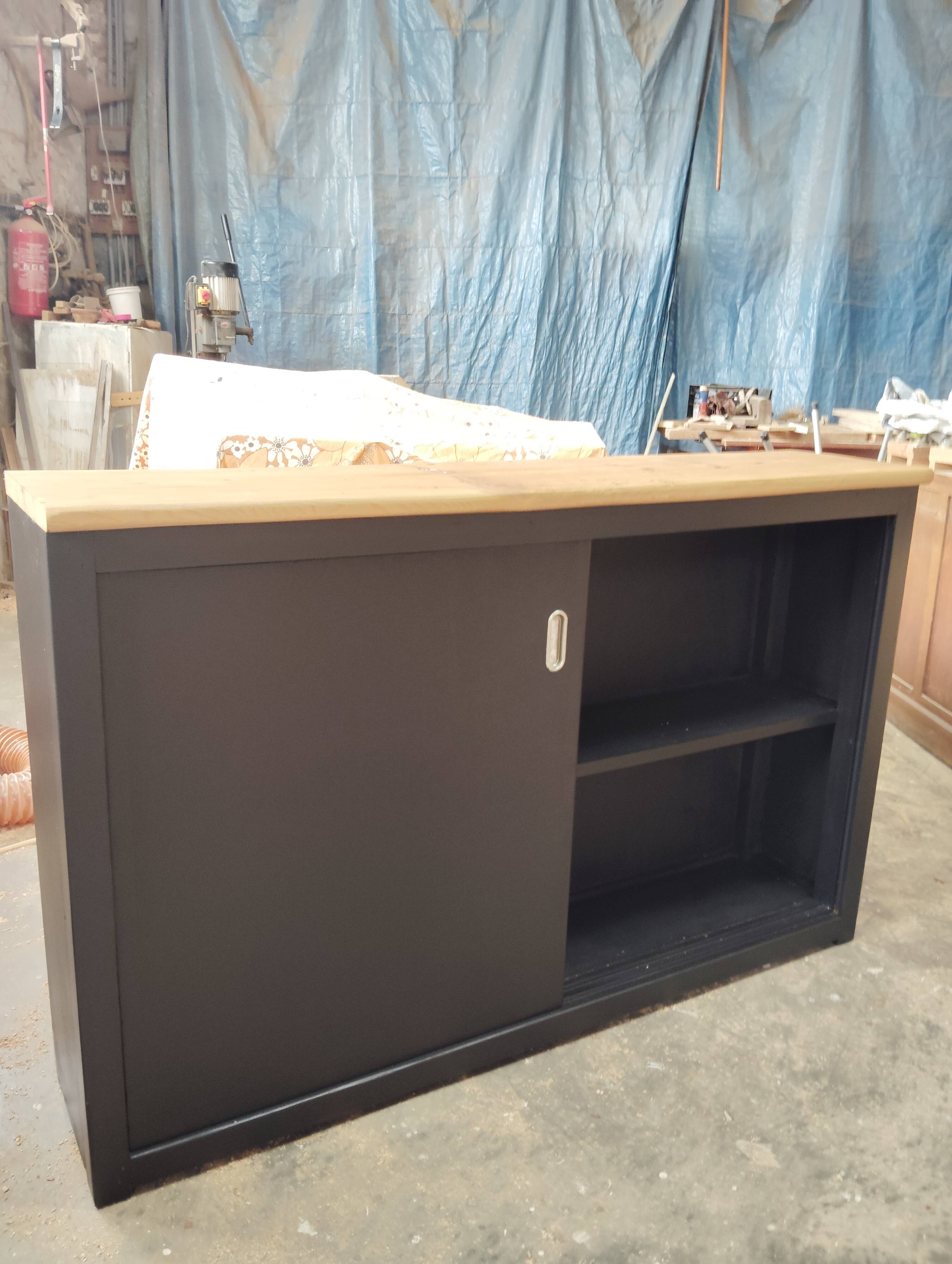 Sliding workbench with shallow depth
