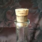 Ancienne bouteille graduée d'apothicaire en verre et son bouchon