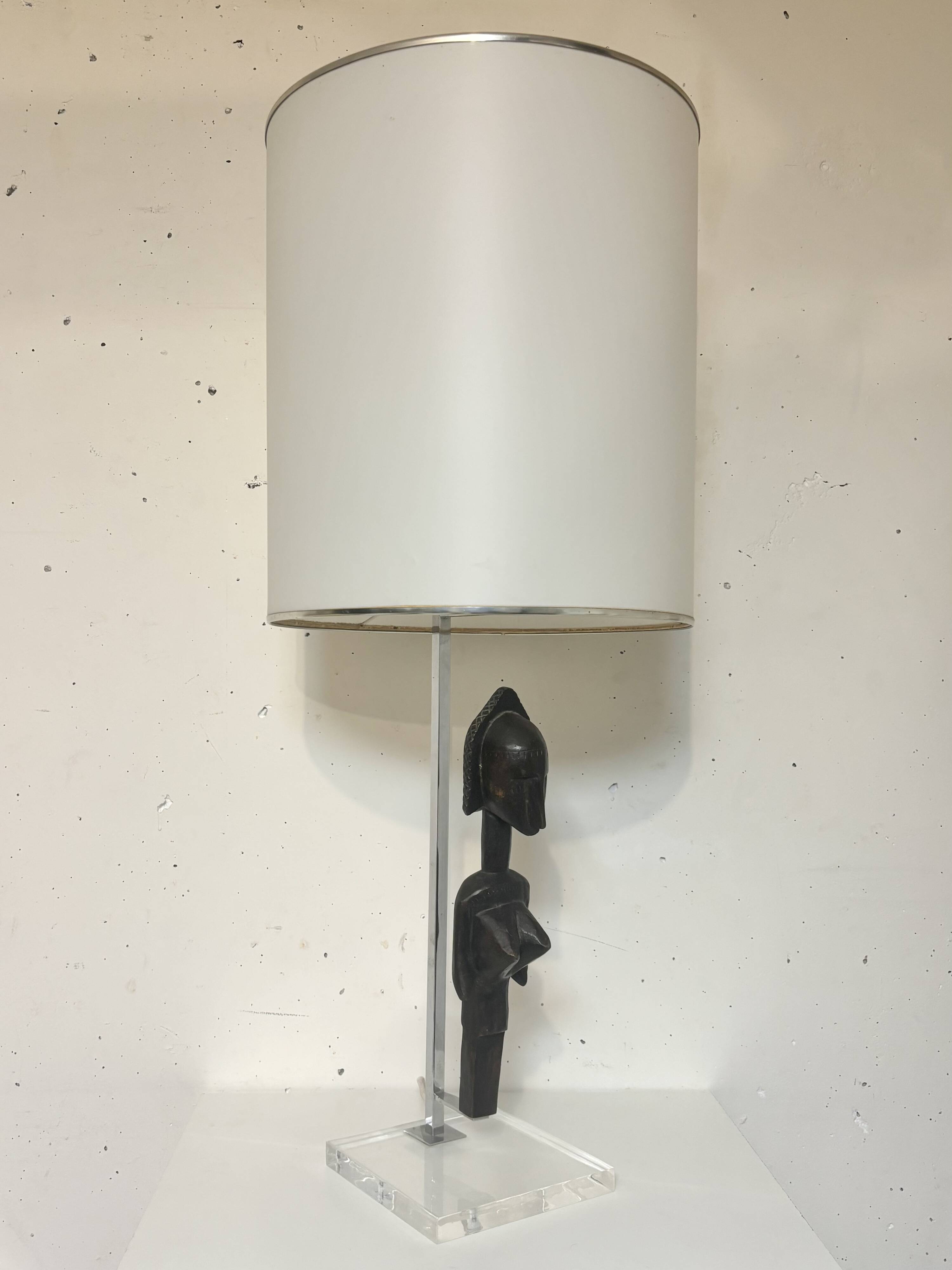 Lampe plexiglass surmontée d’un totem 1970