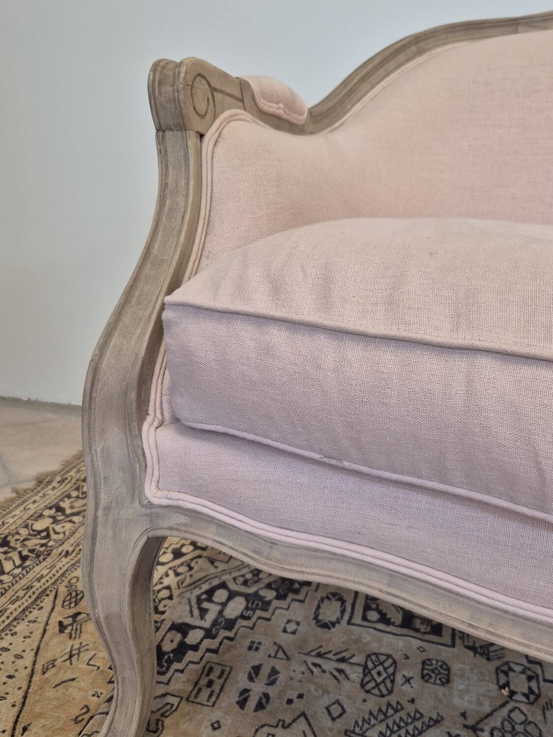 Louis XV style bench sofa in pink fabric and burlap