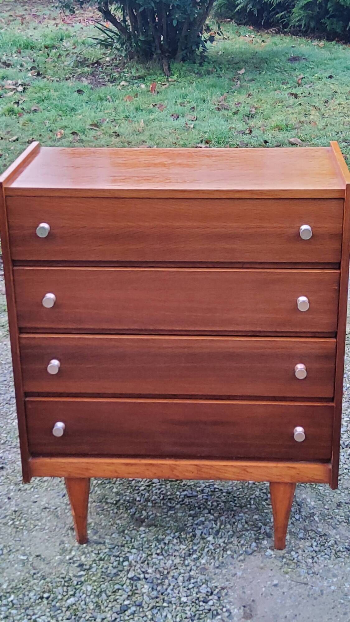 Vintage golden oak chest of drawers with 4 spindle feet from the 1950s