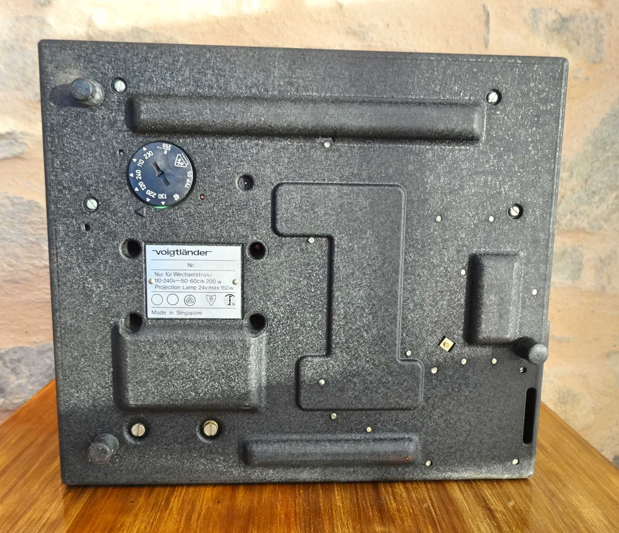 Voigtländer VP135 AF slide projector with manual and two magazines