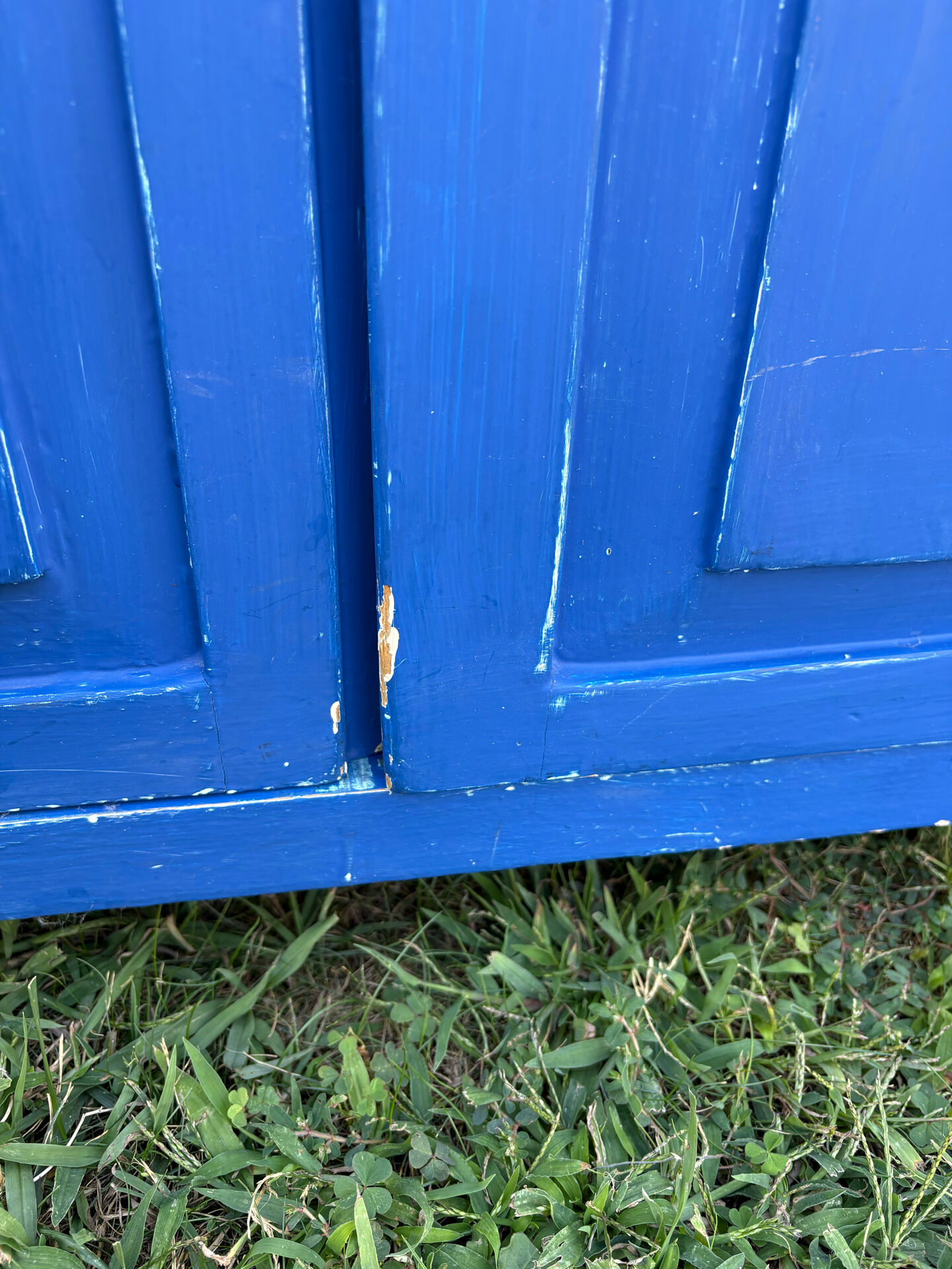 Commode bois peint bleu Majorelle