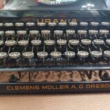 Machine à écrire urania noire années 30 qwertz